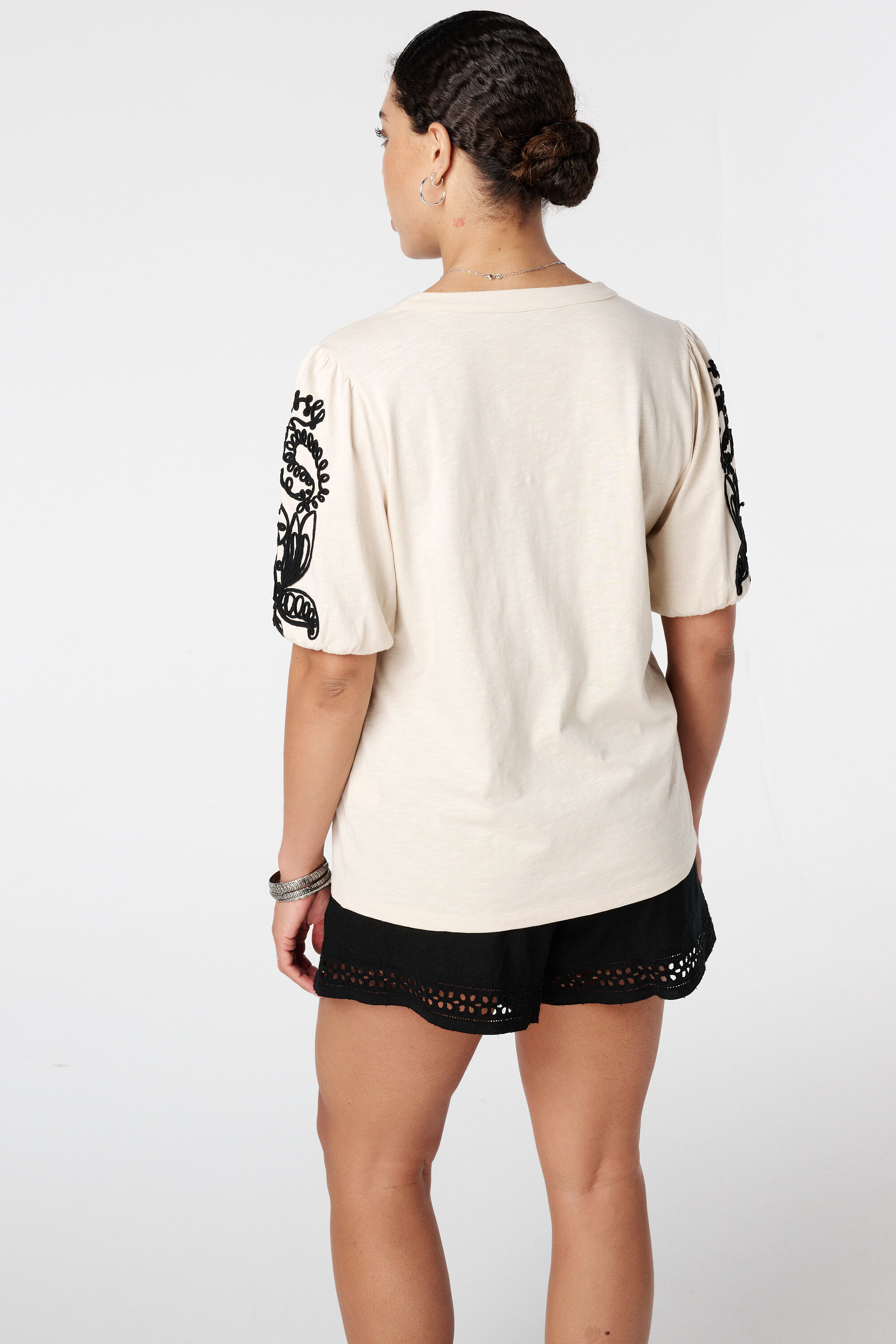 Top con mangas bordadas image number 3