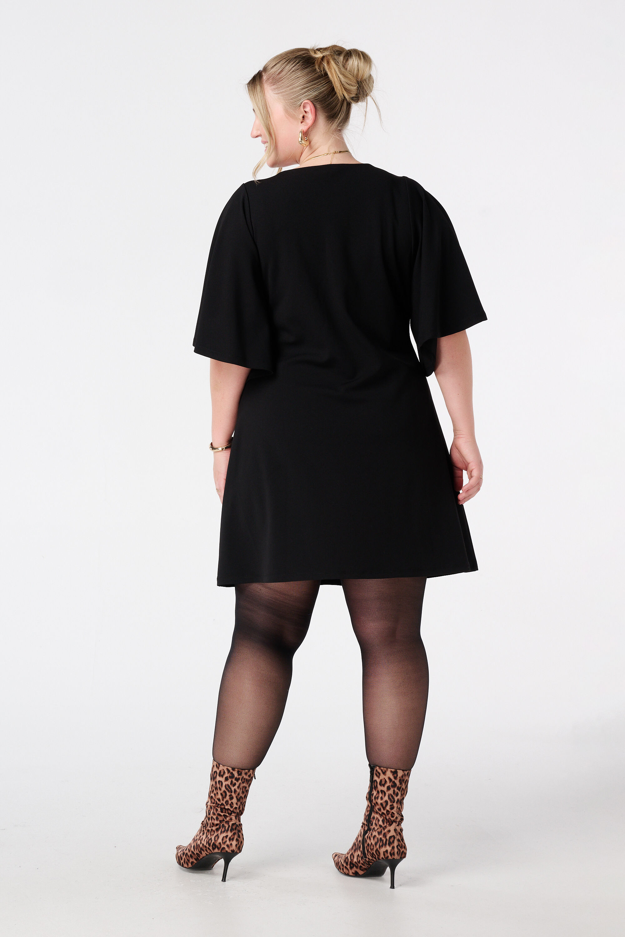 Vestido con mangas de mariposa image number 3