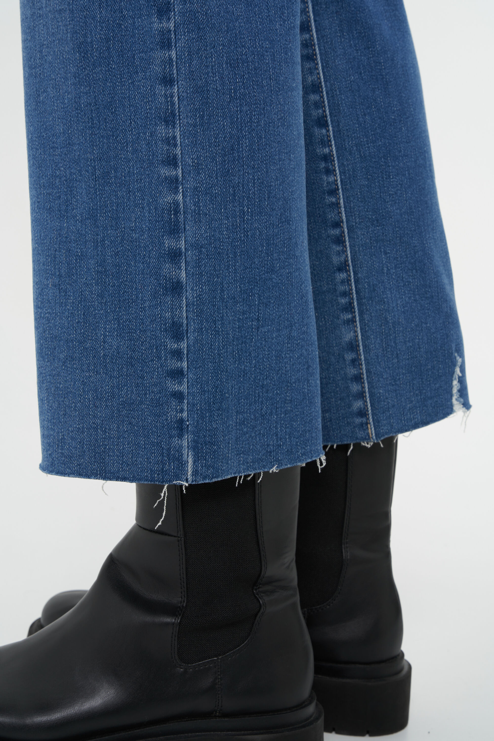 Vaqueros con detalles desgastados image number 5