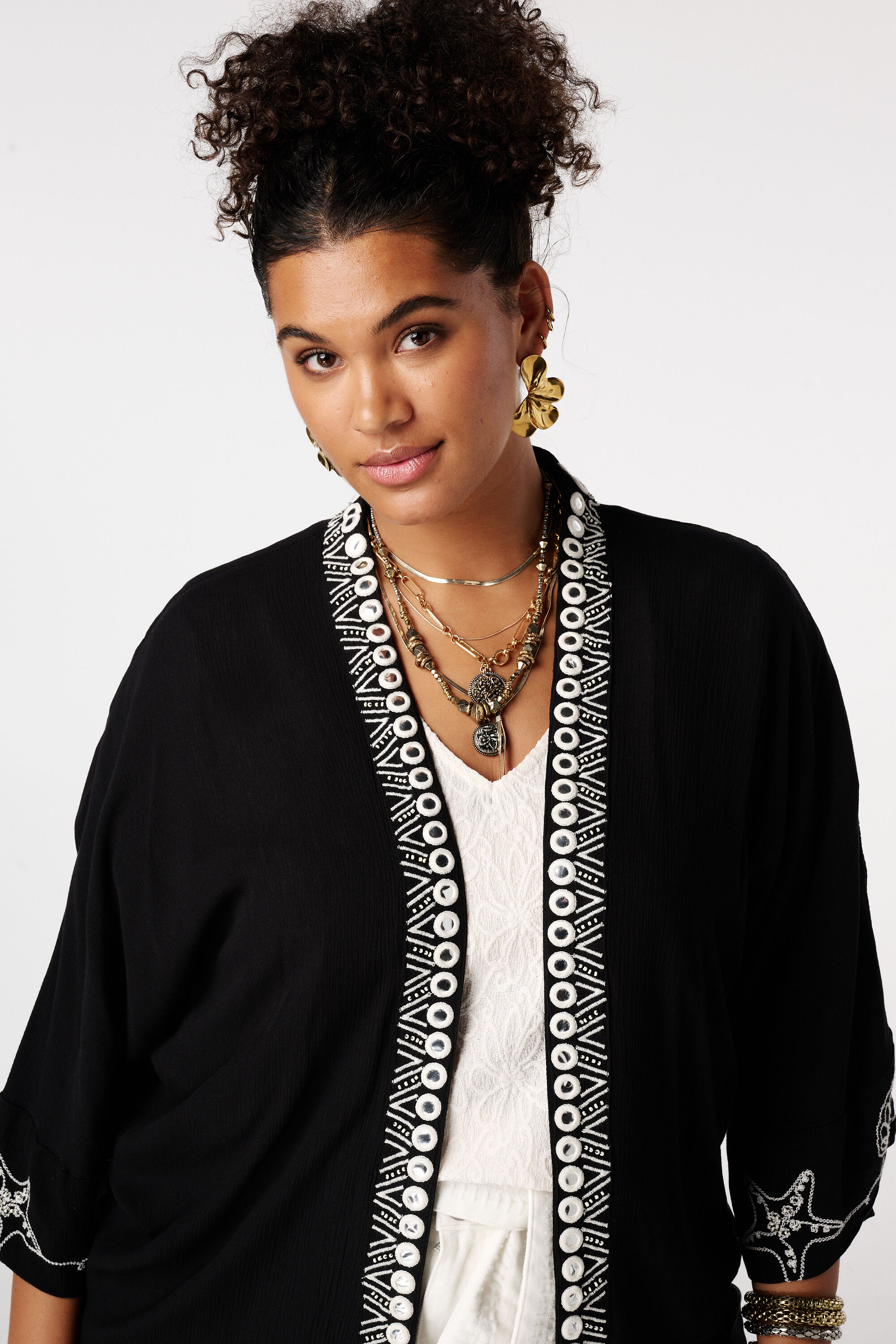 Kimono con bordado image number 4