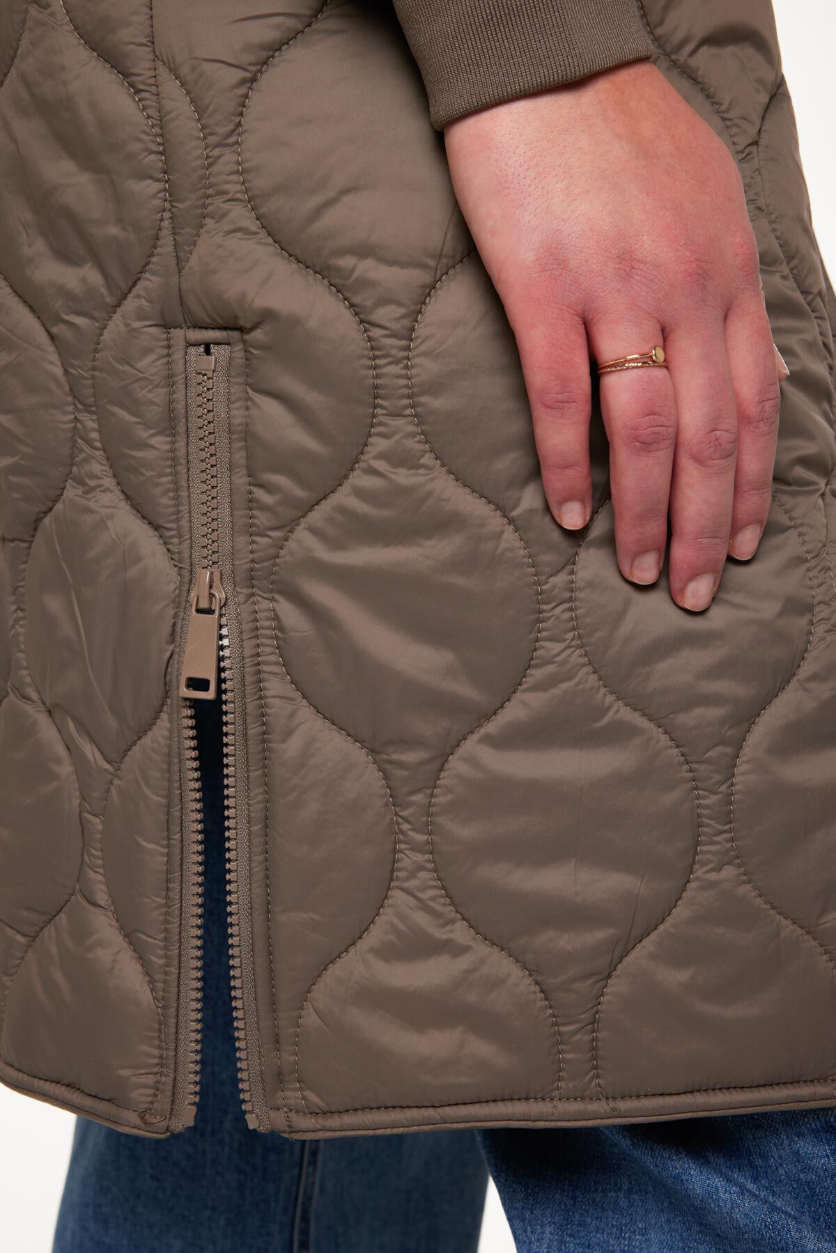 Chaqueta acolchada con mangas desmontables image number 4