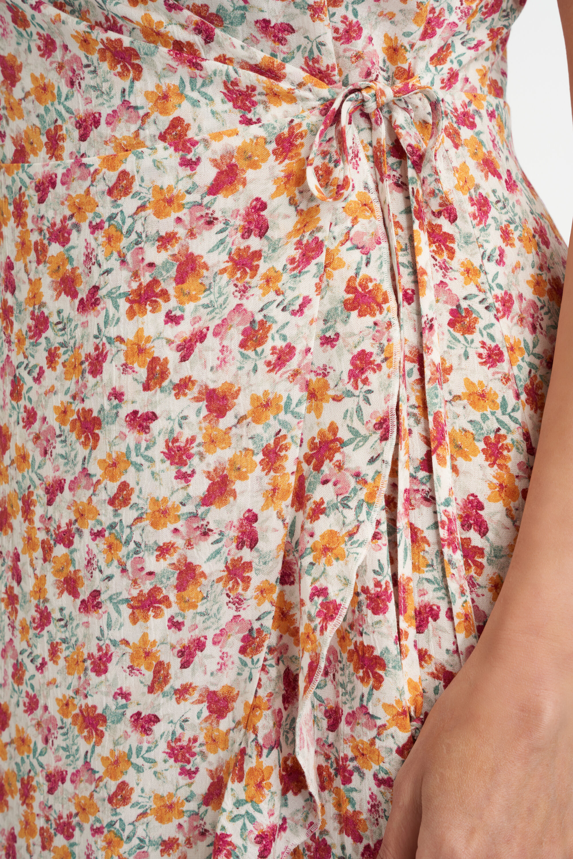 Vestido cruzado con estampado  image number 6