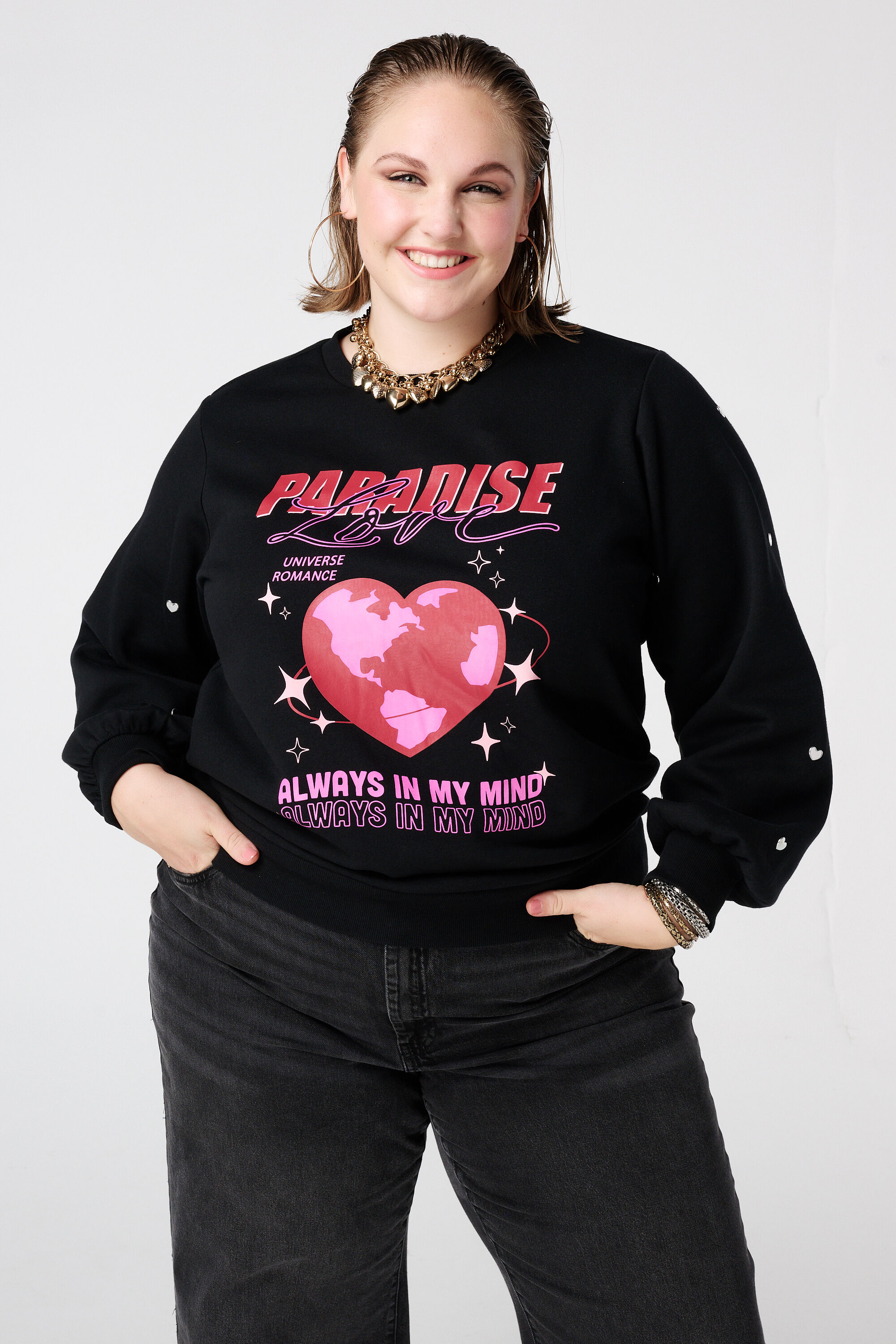 Sudadera con estampado y corazones