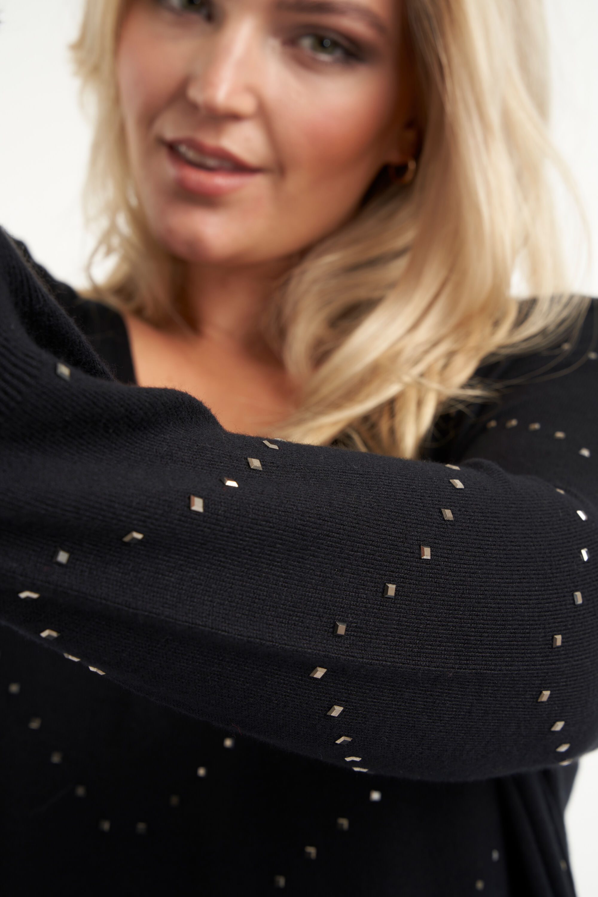 Su&eacute;ter con tachuelas  image number 5