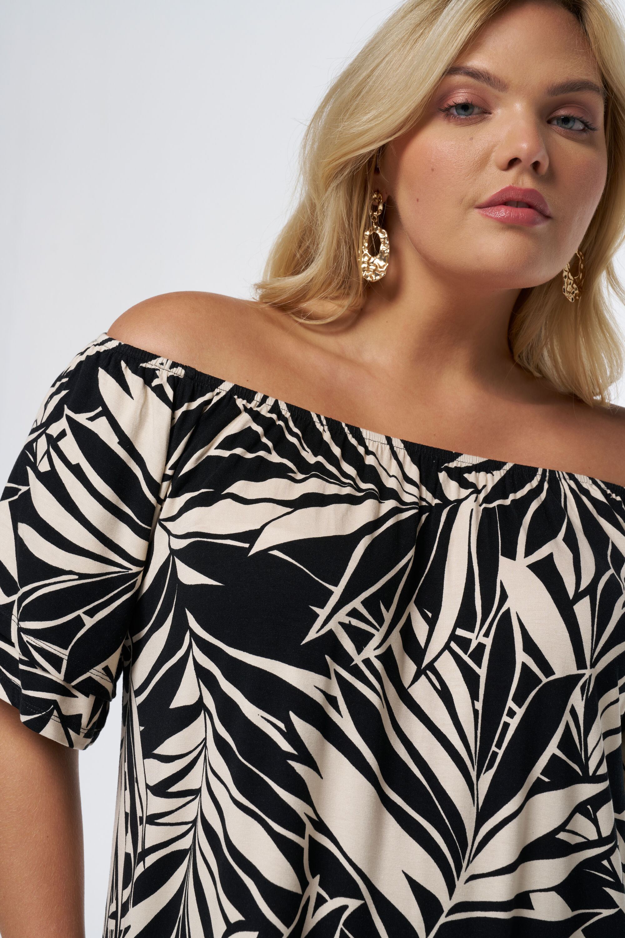 Vestido con los hombros al descubierto image number 4