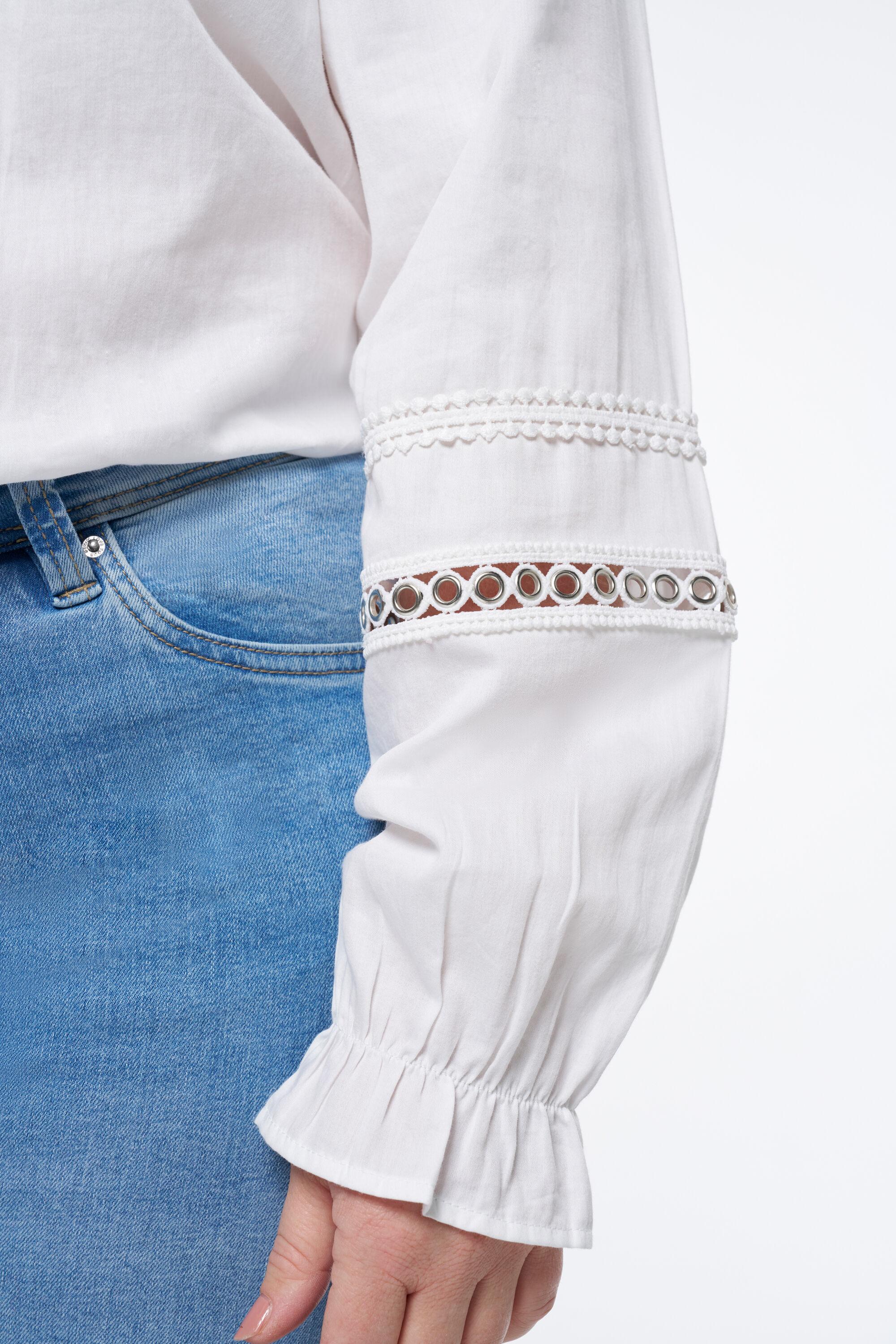 Blusa con detalles y cuello alto image number 4