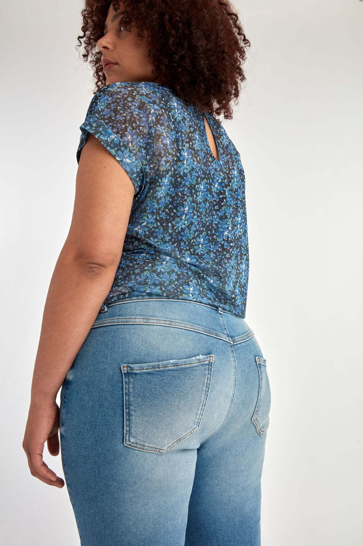 Vaqueros con detalles desgastados image number 4