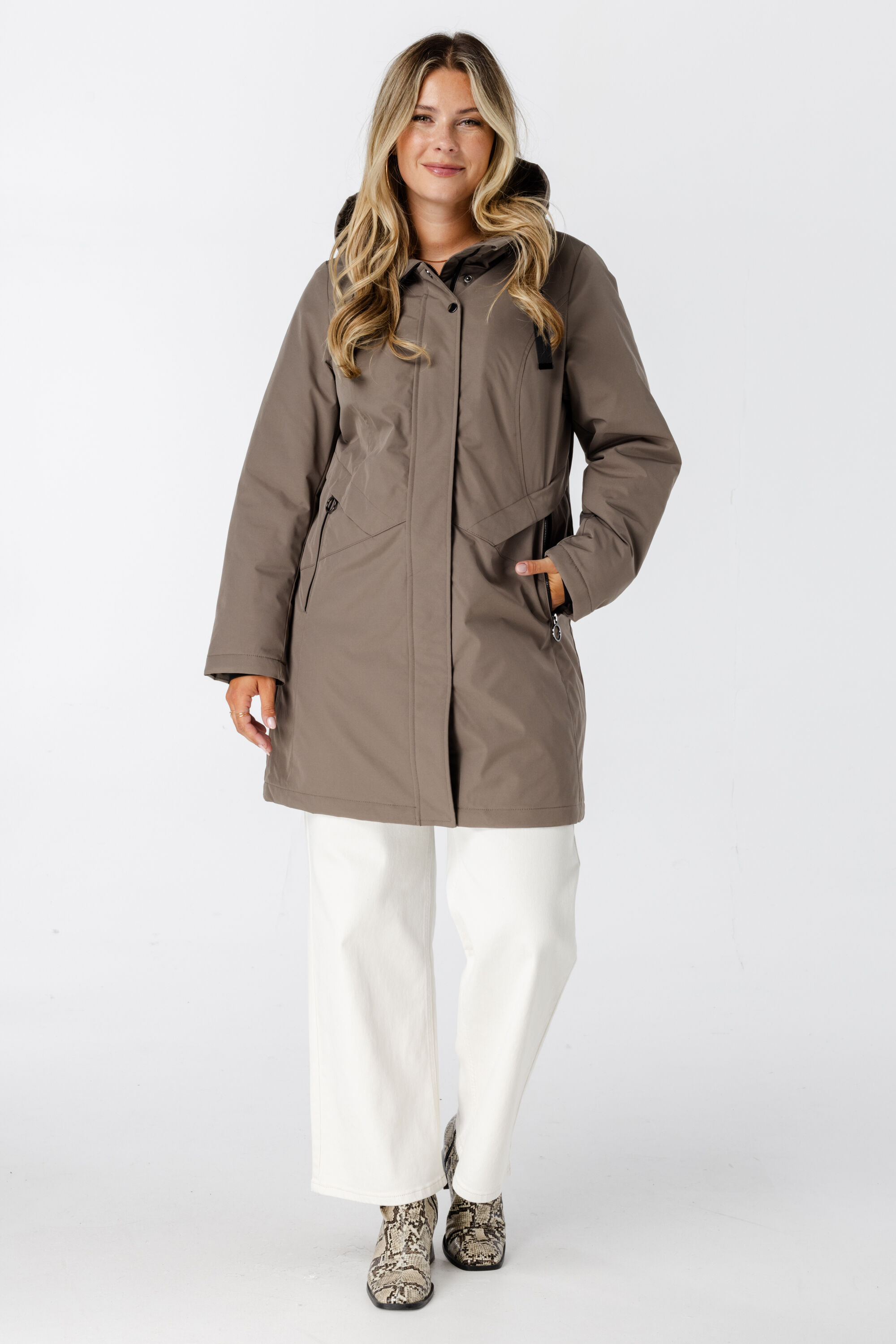 Chaqueta impermeable con capucha image number 5