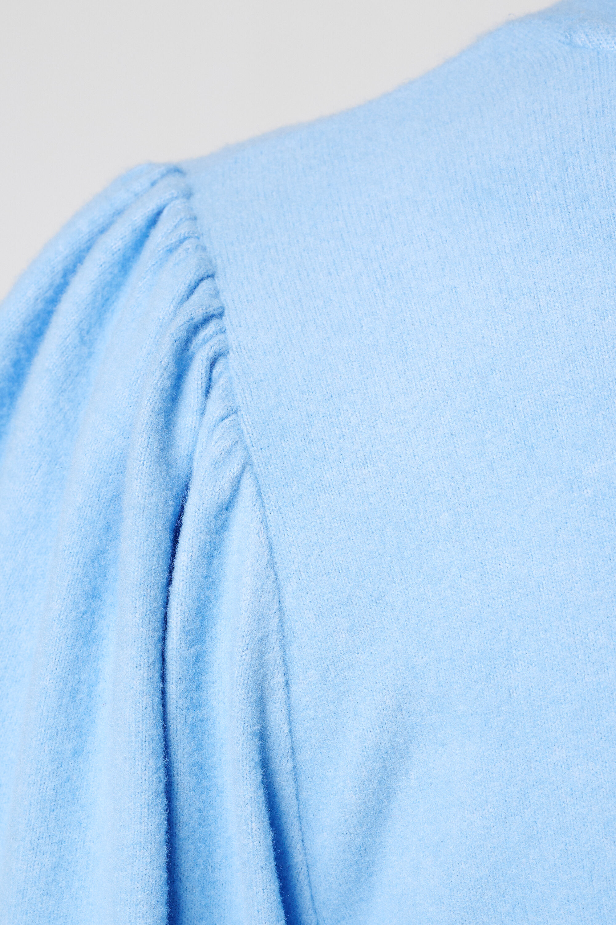 Top con mangas abullonadas corto  image number 6