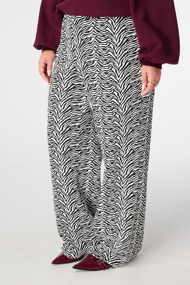 Pantalón ancho con estampado de cebra image number 5
