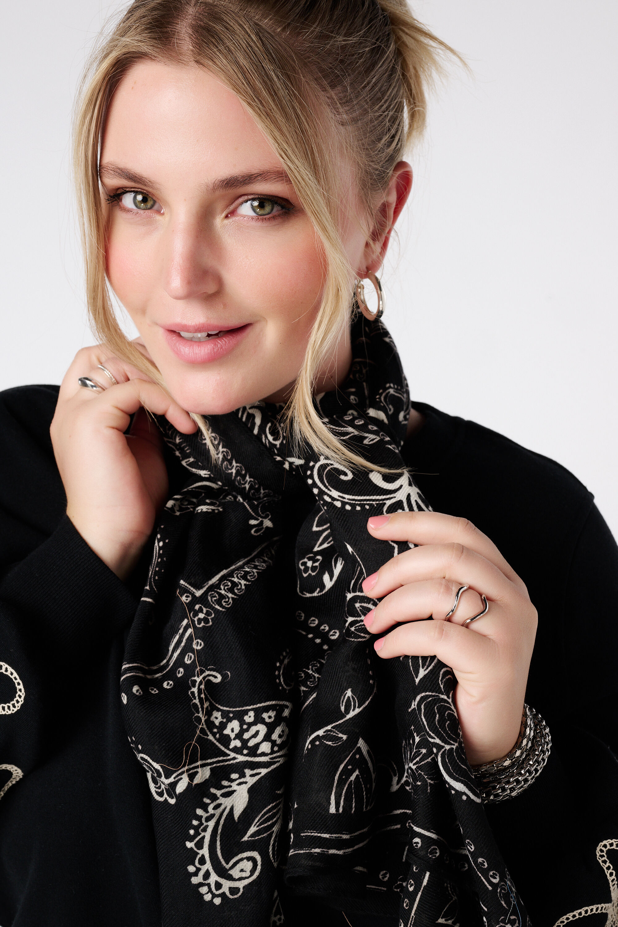 Bufanda con estampado image number 2