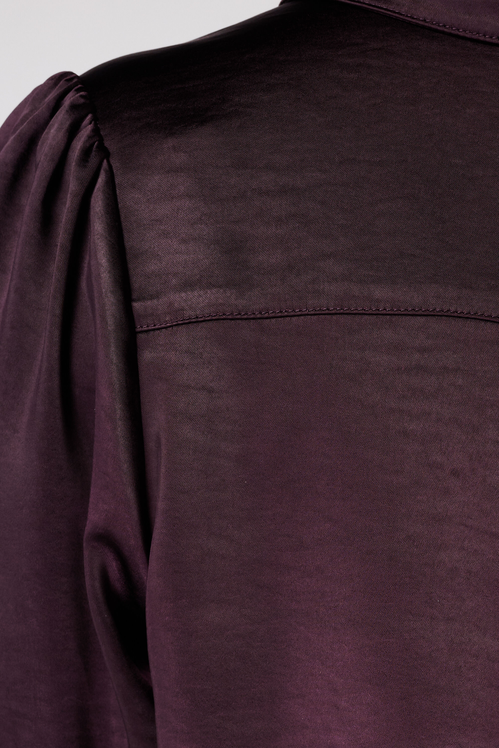 Blusa con acabado satinado image number 6
