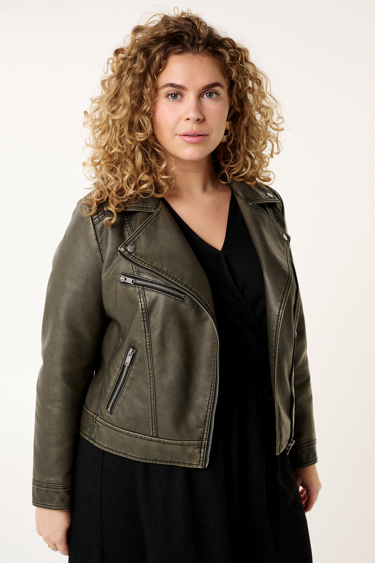 Cazadora biker de cuero sint&eacute;tico image number 6