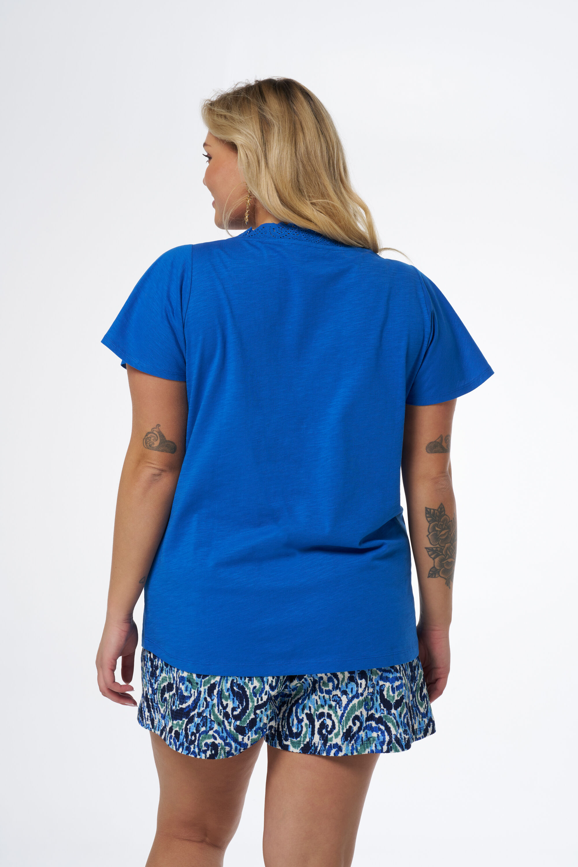 Camiseta con detalles bordados image number 3