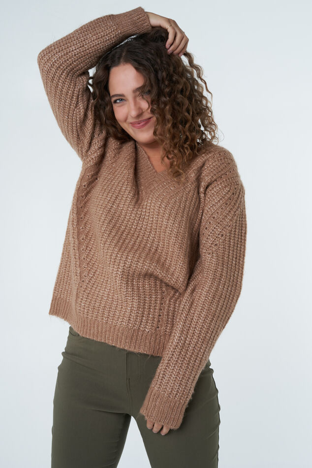 Suéter de punto grueso con escote en V image number 7