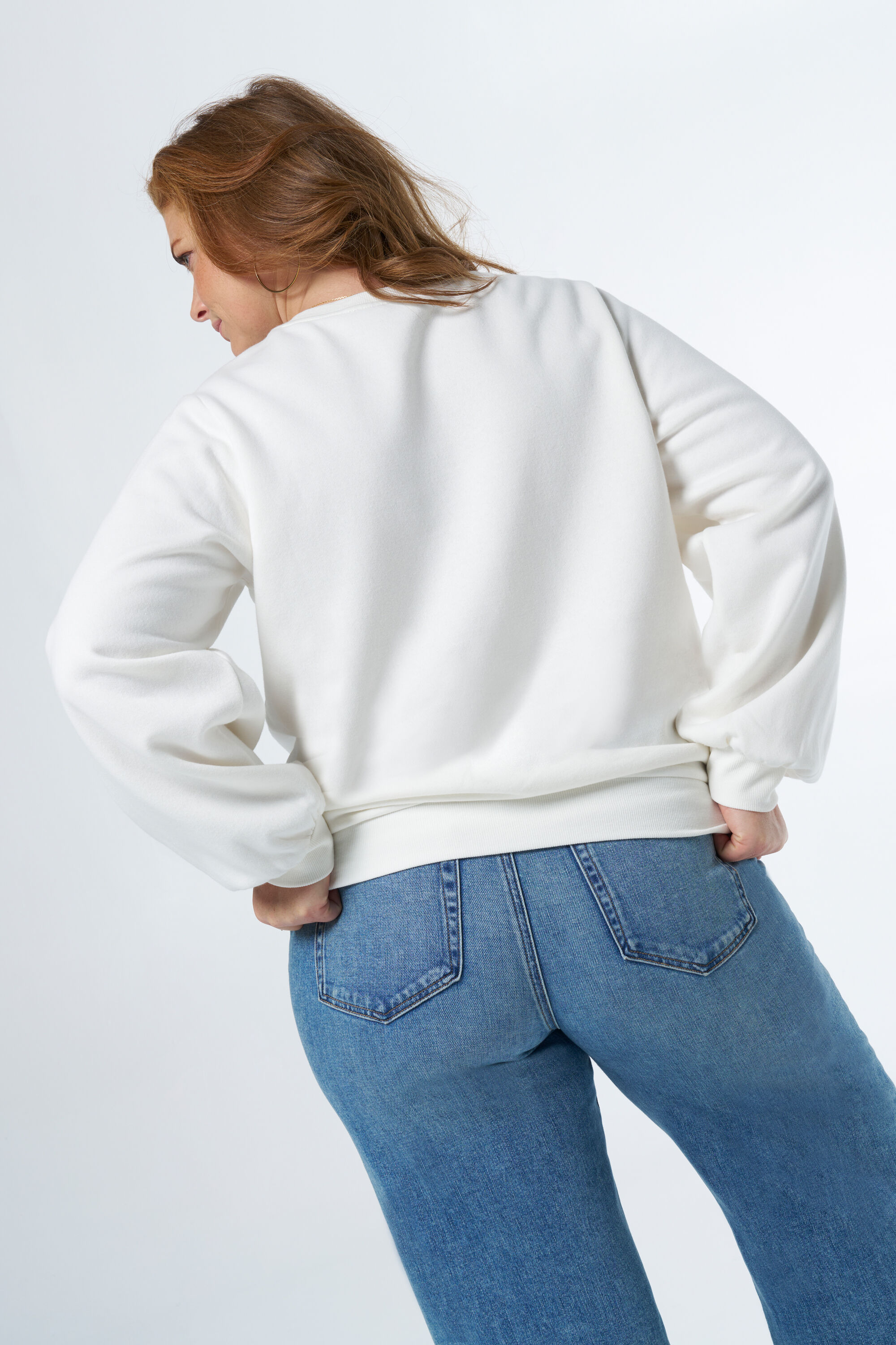 Su&eacute;ter con texto image number 3