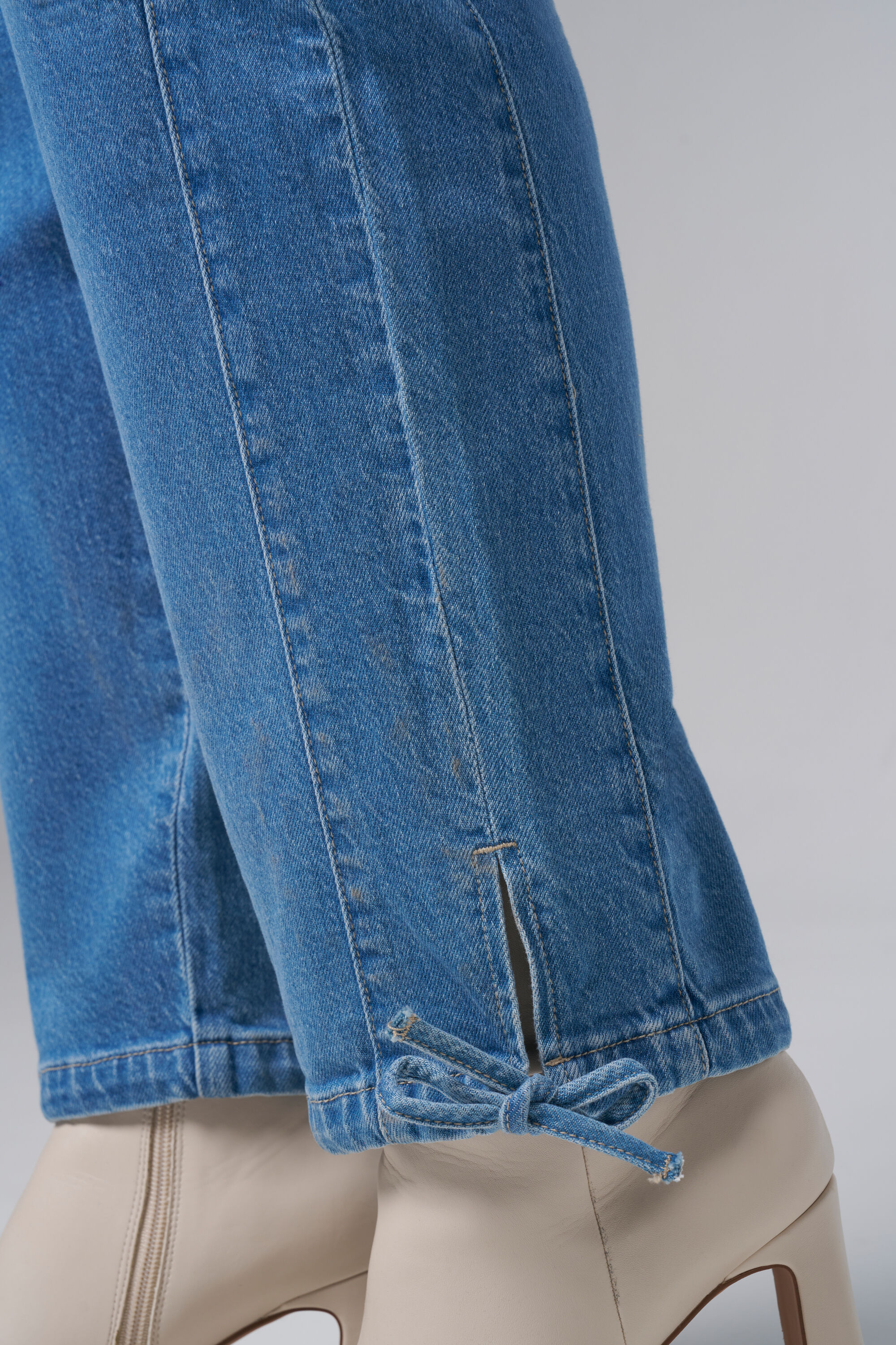 Pantalones cargo con cord&oacute;n image number 4