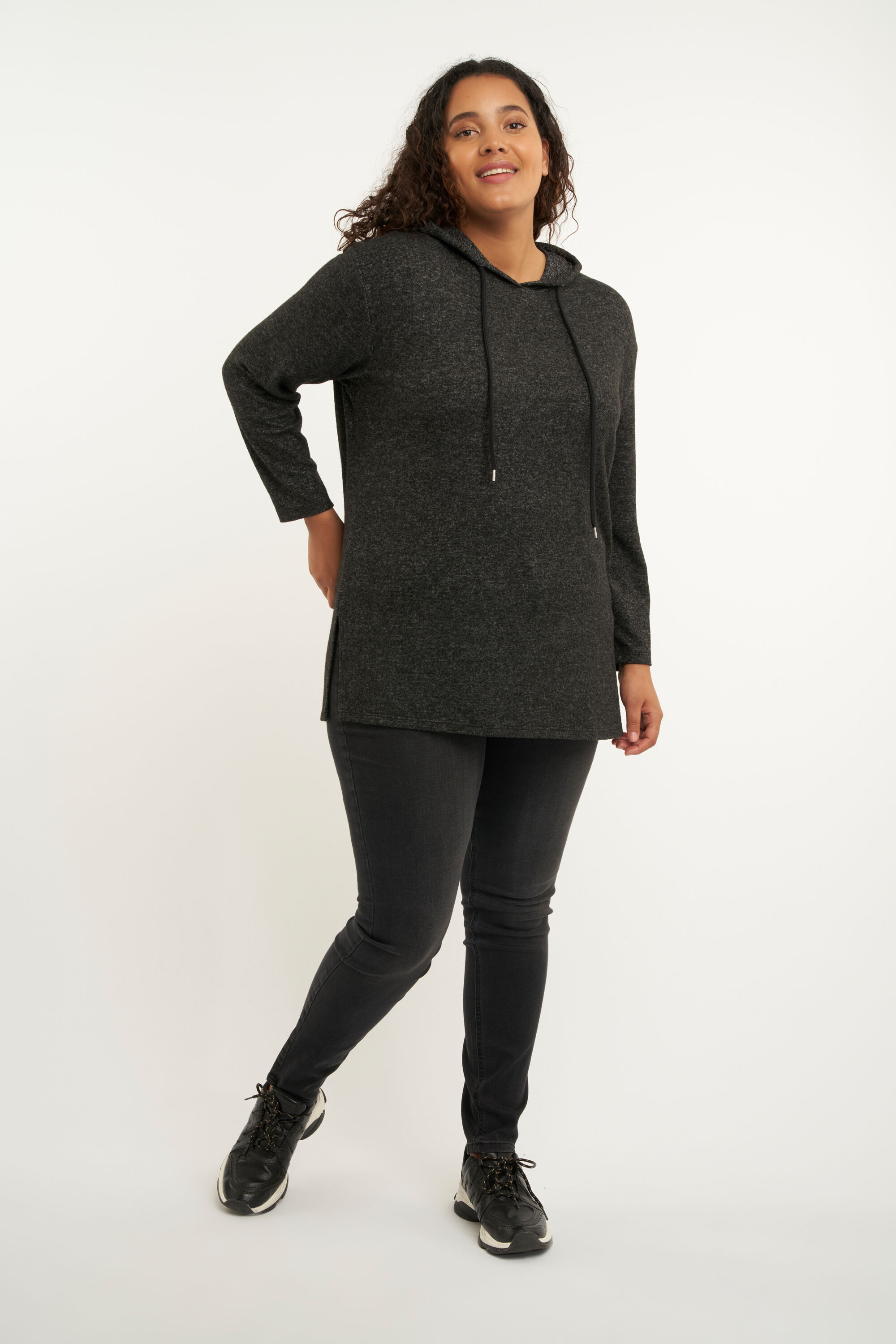 Su&eacute;ter con capucha  image number 5