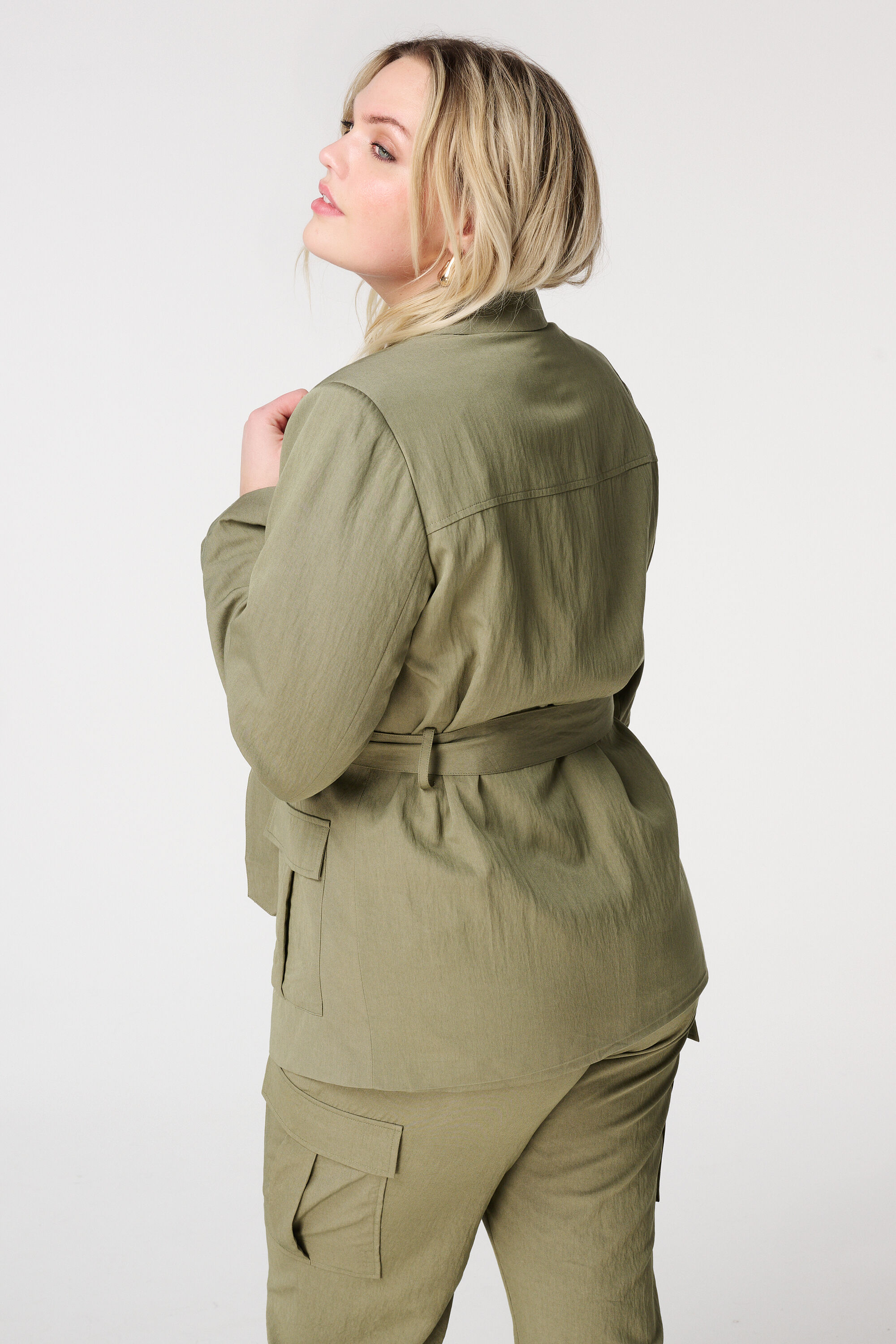 Blazer con bolsillos y un cinto image number 3