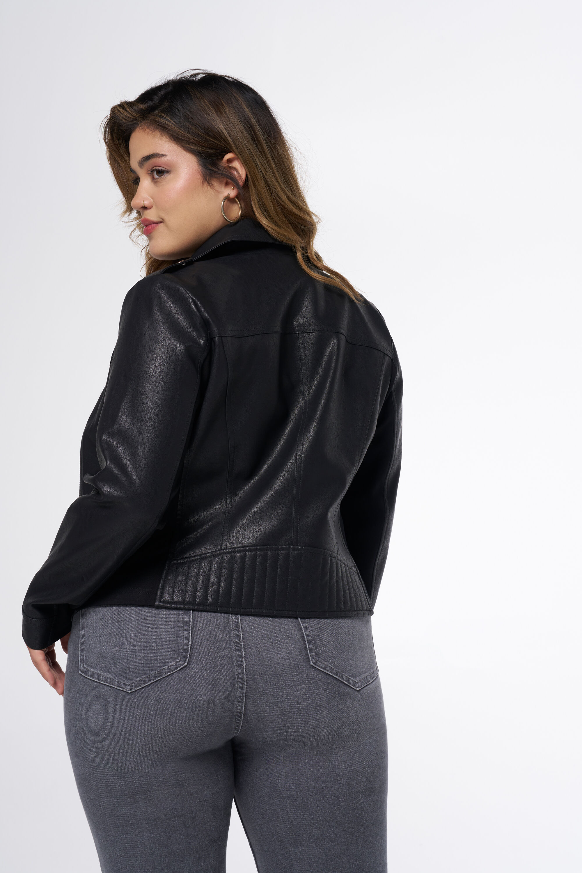 Chaqueta de piel con detalles plateados image number 3