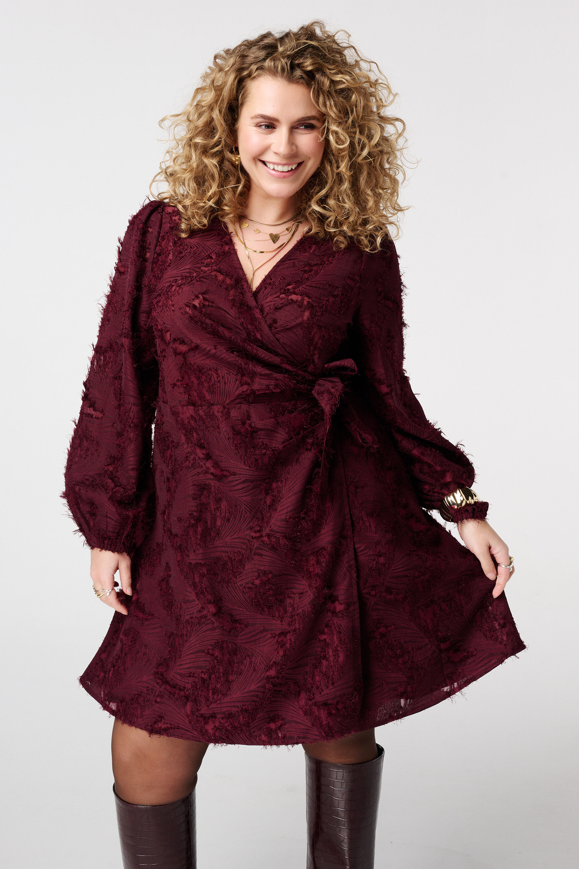 Vestido con textura de encaje y efecto cruzado image number 5