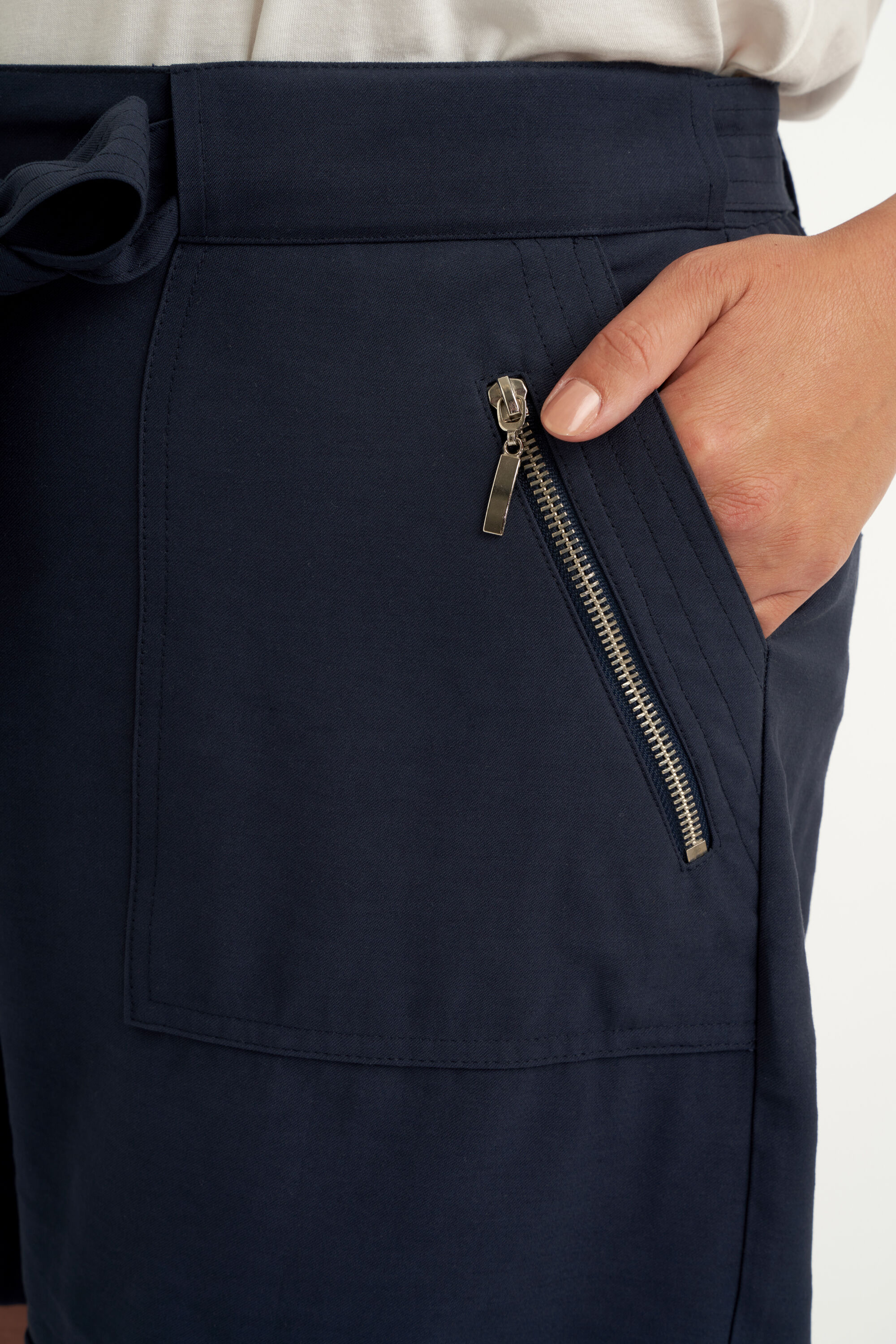 Shorts con cremalleras  image number 6