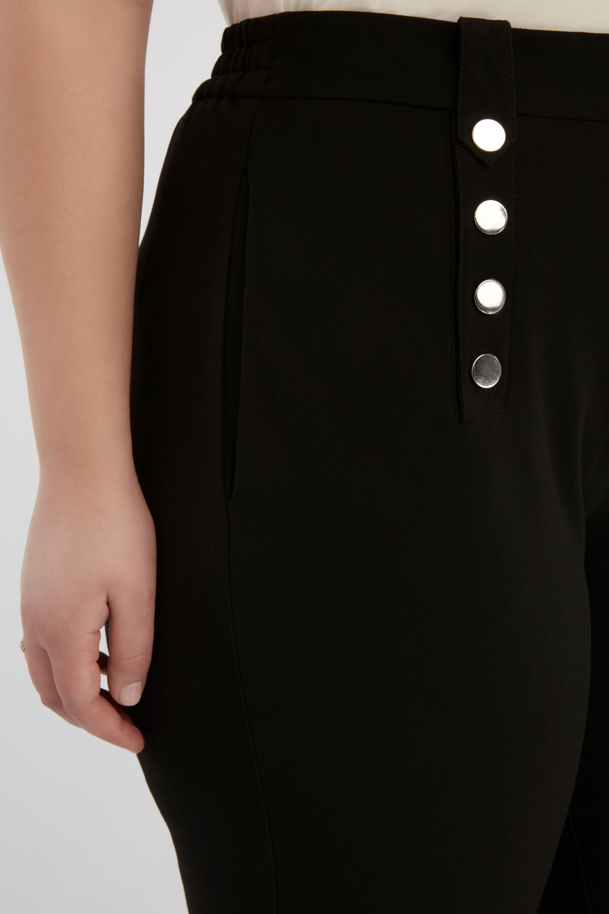 Pantalones con botones image number 6