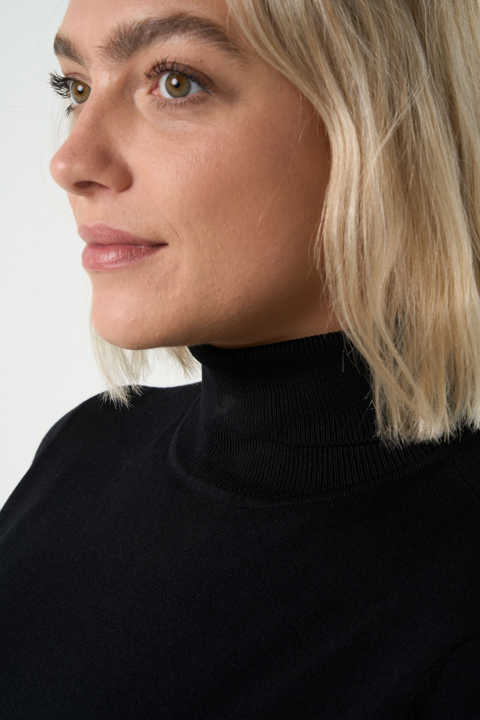 Jersey de cuello alto y punto fino image number 4