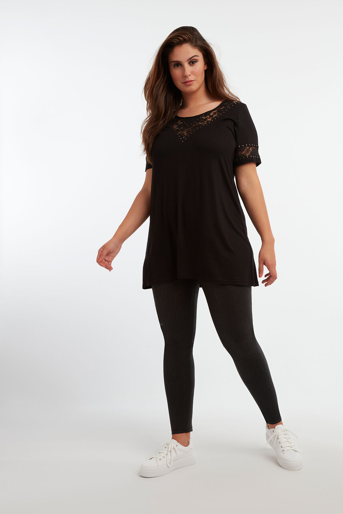 T&uacute;nica con detalle de encaje image number 3