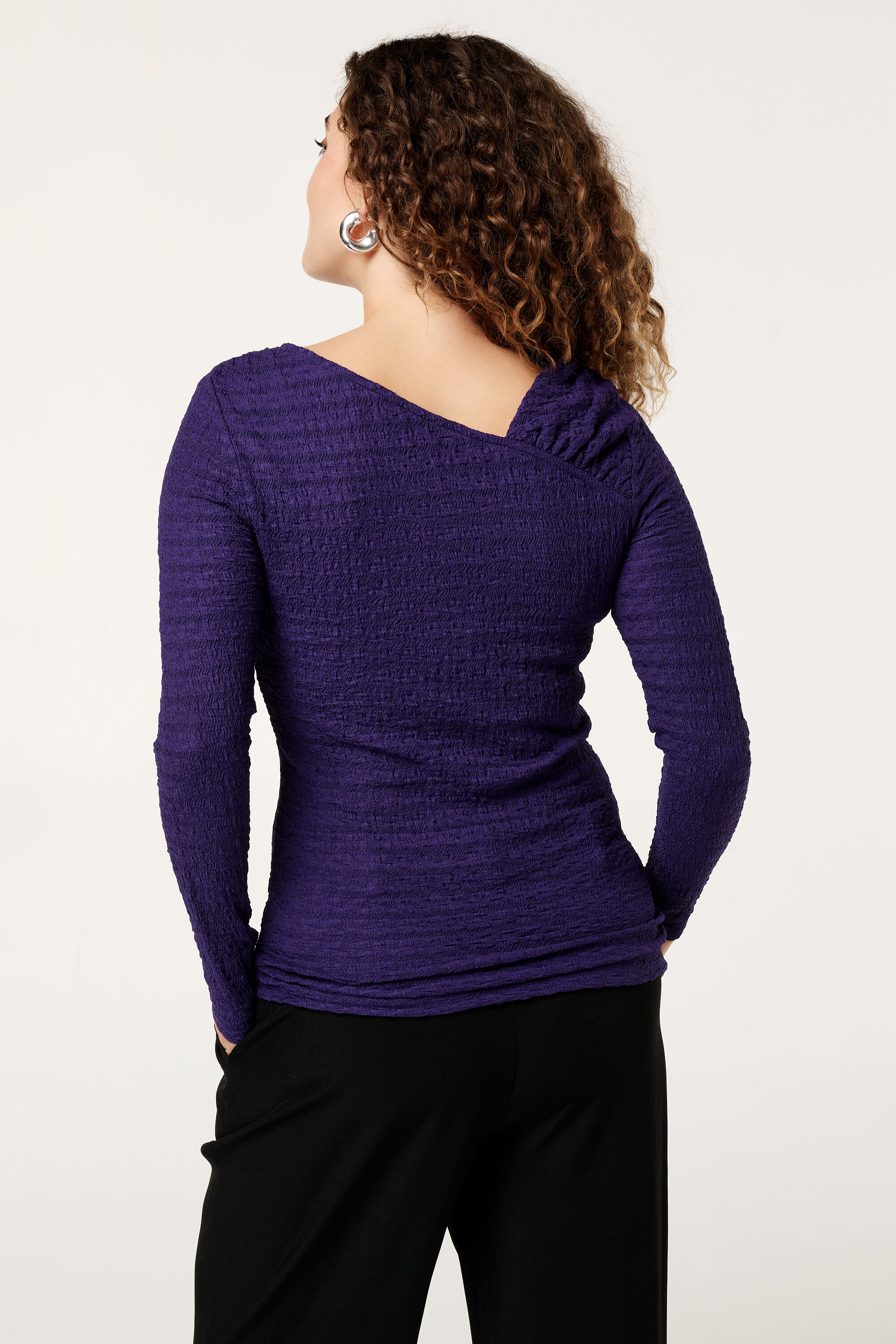 Top con un escote asim&eacute;trico image number 3