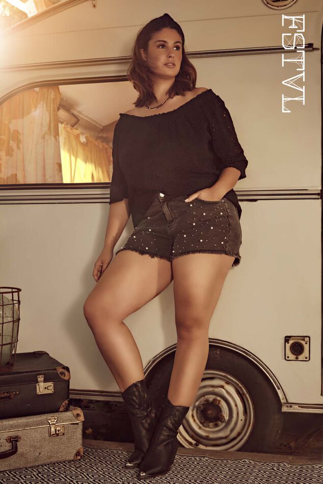 Shorts vaqueros con tachuelas image number 0