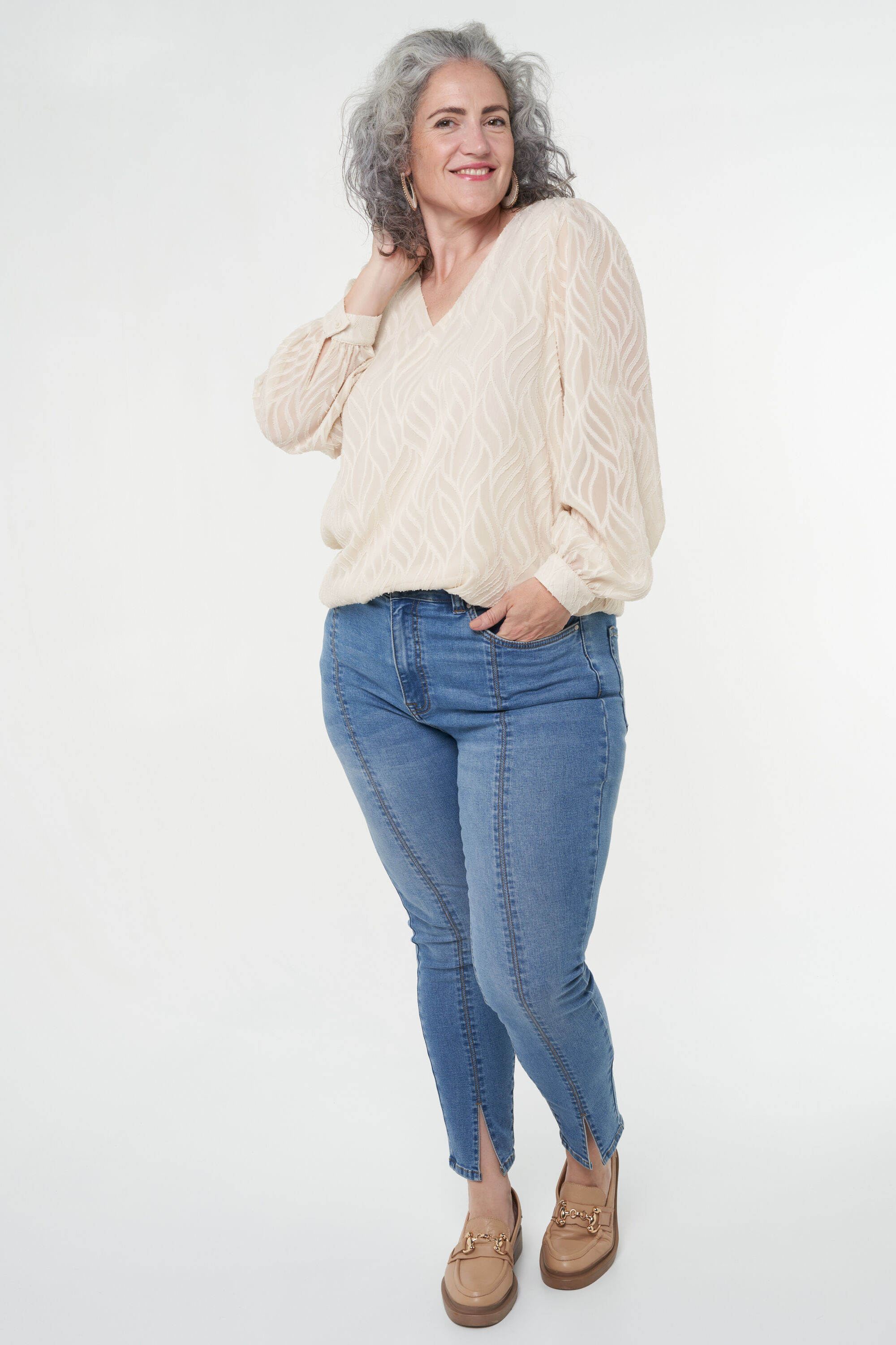 Vaqueros pitillo con aberturas decorativas image number 7