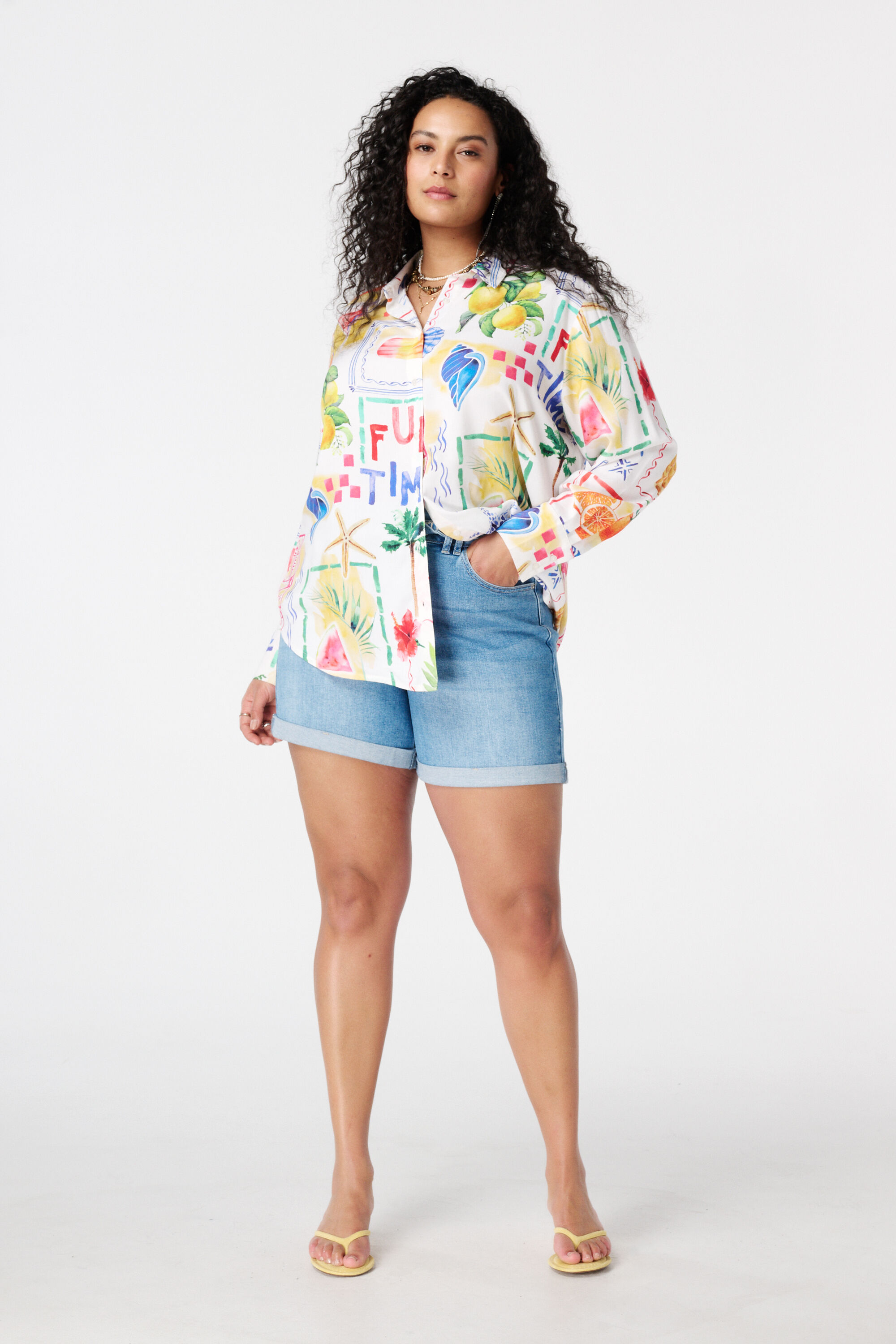 Blusa con estampado tropical image number 5