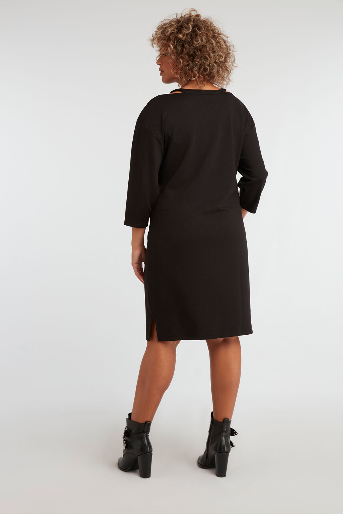 Vestido con cuello de pico image number 4