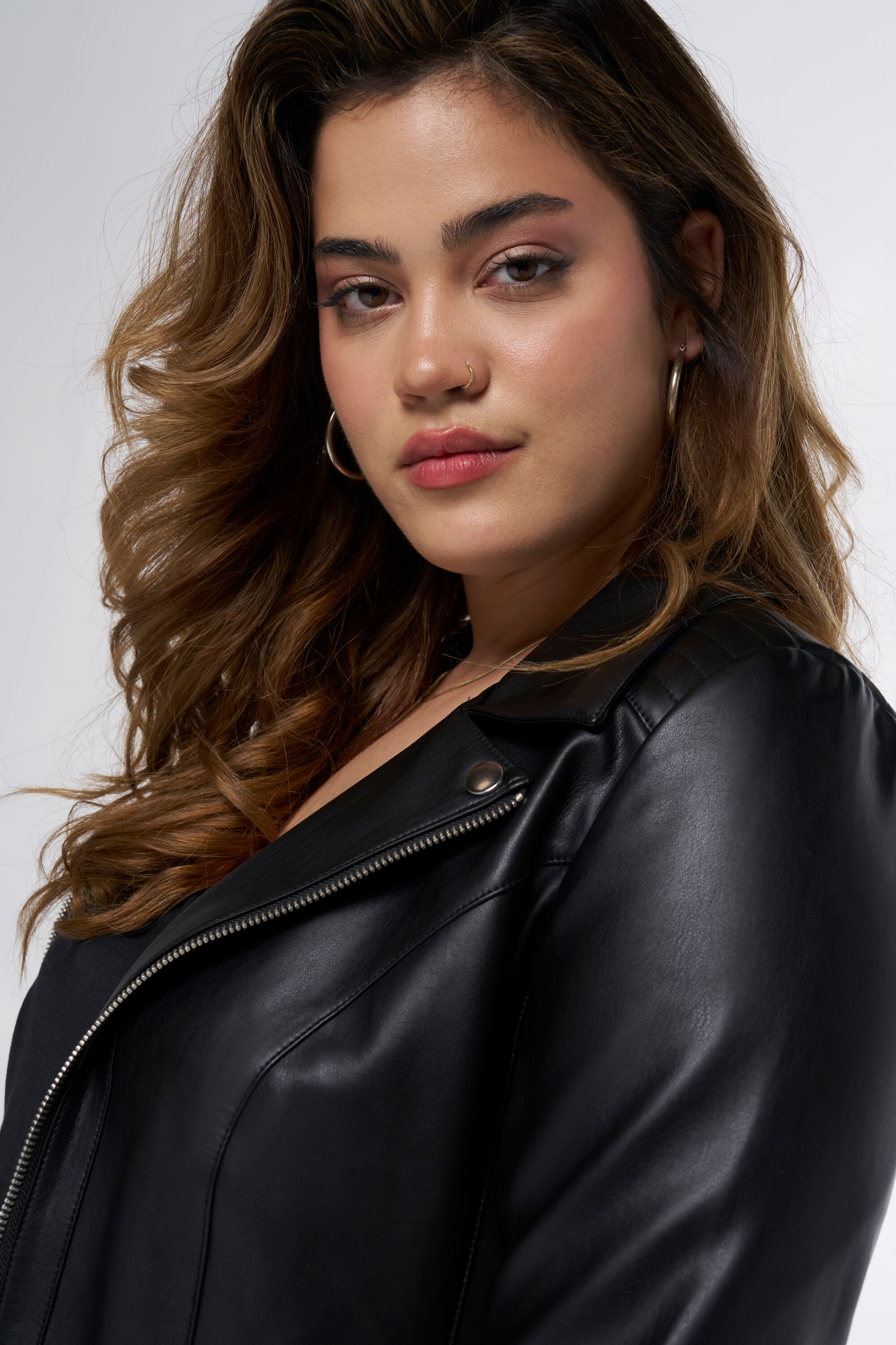 Cazadora brillante tipo cuero con detalles plateados image number 4