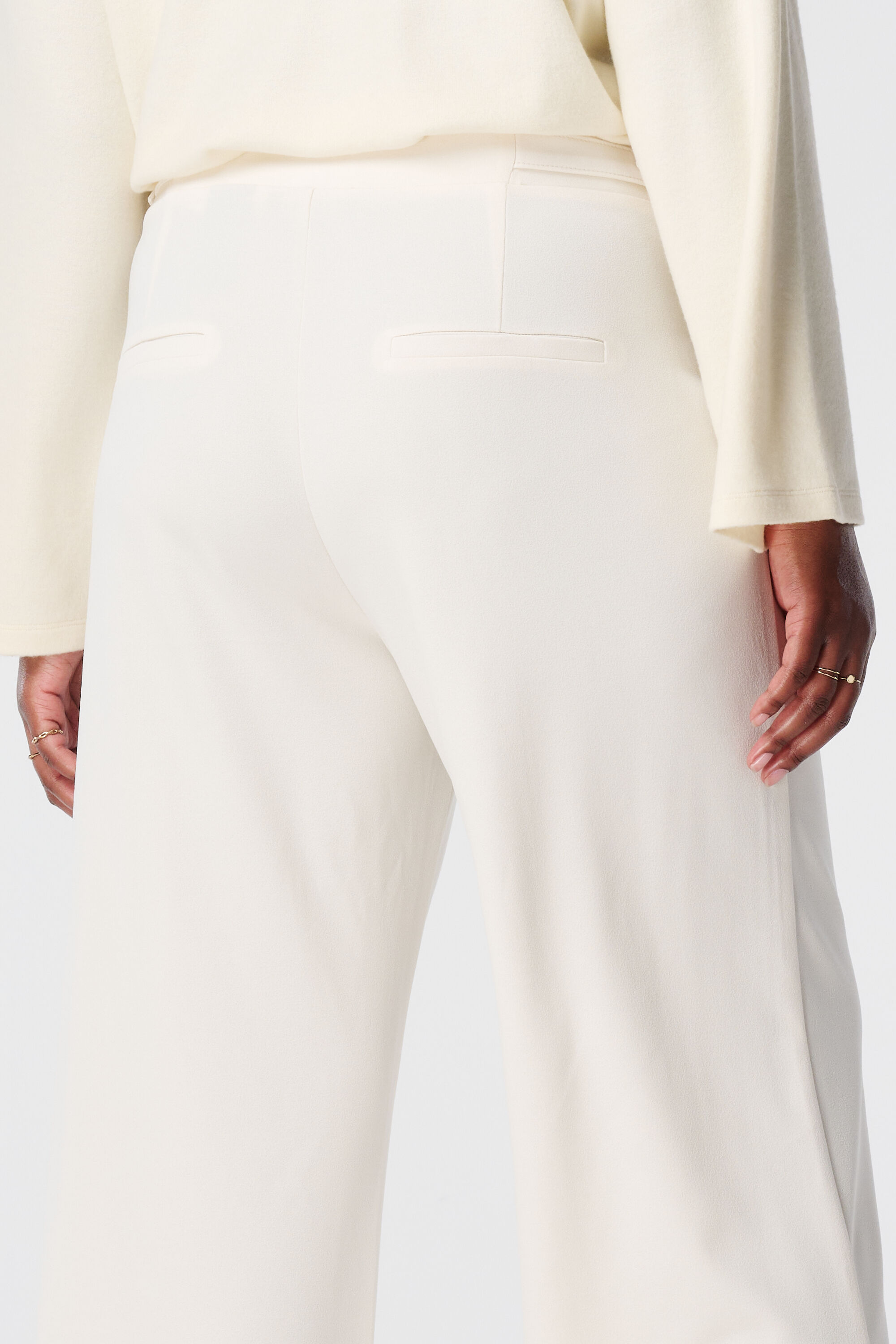 Pantalones el&aacute;sticos de corte recto image number 4