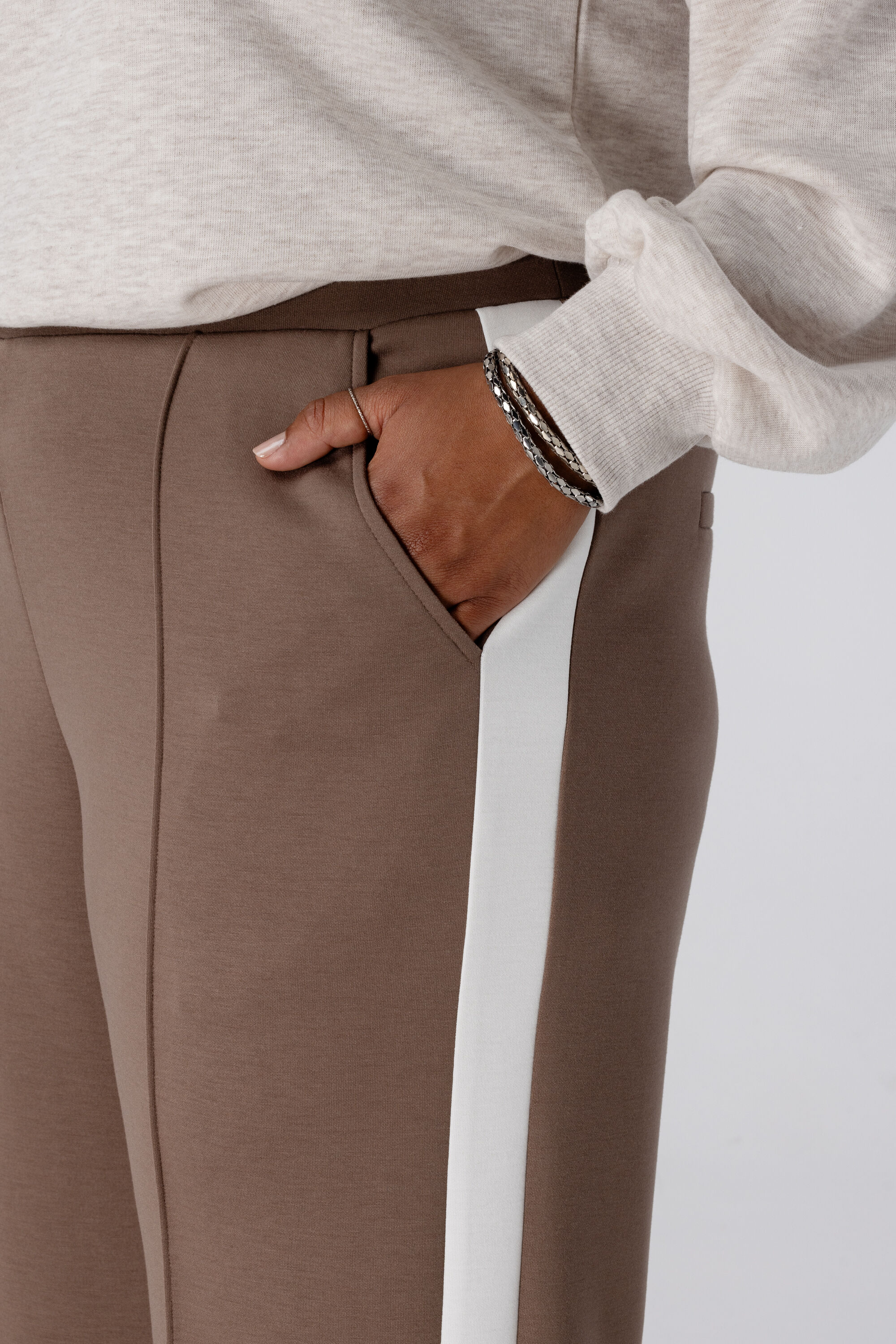 Pantalones anchos con raya en contraste image number 4