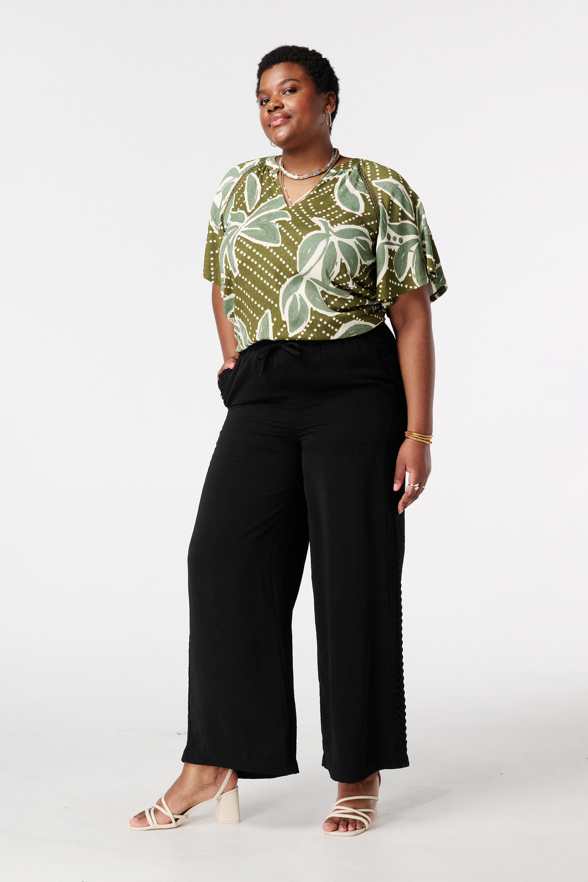 Pantal&oacute;n straight leg con detalle decorativo