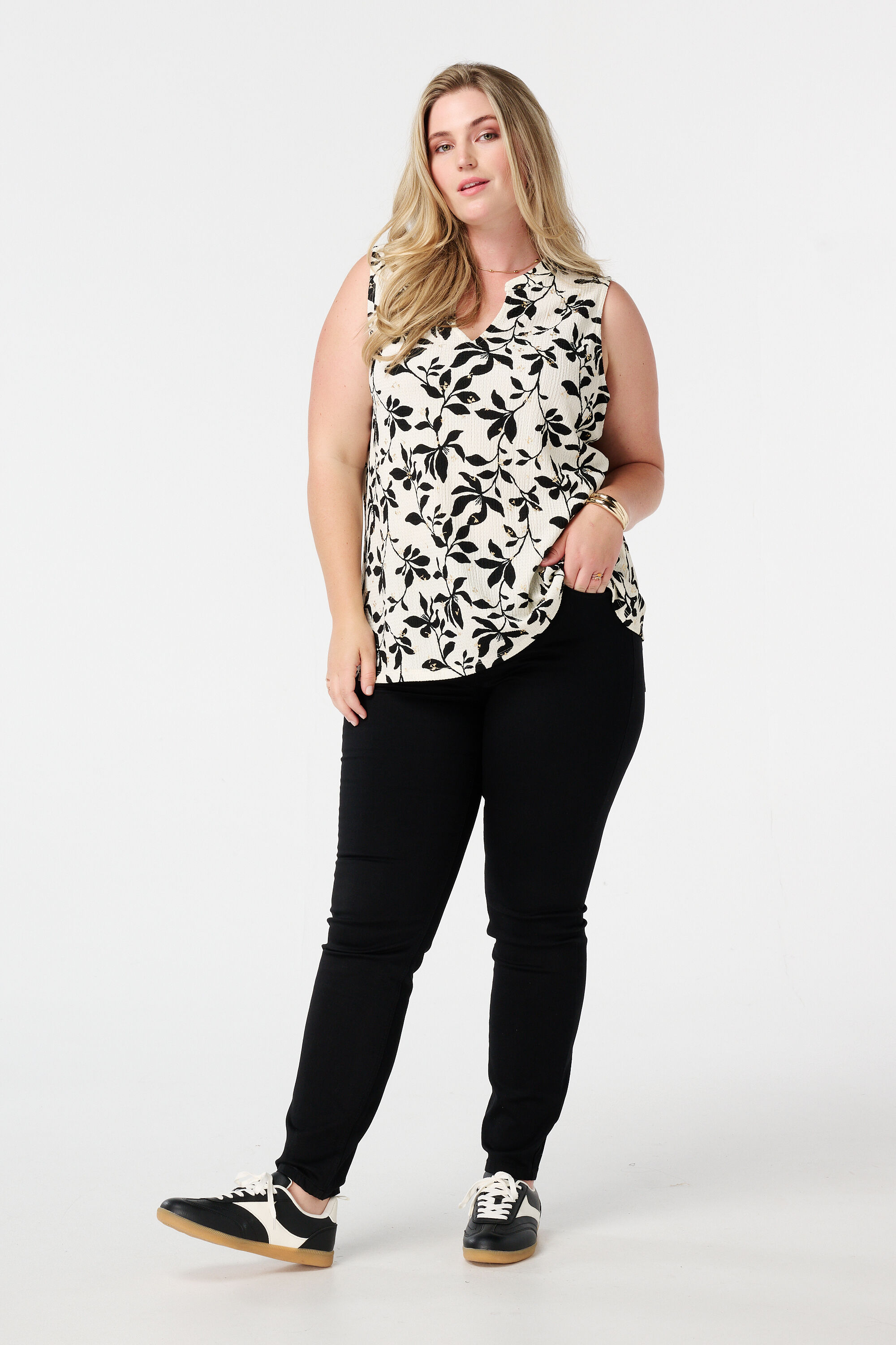 Top sin mangas estampado image number 5