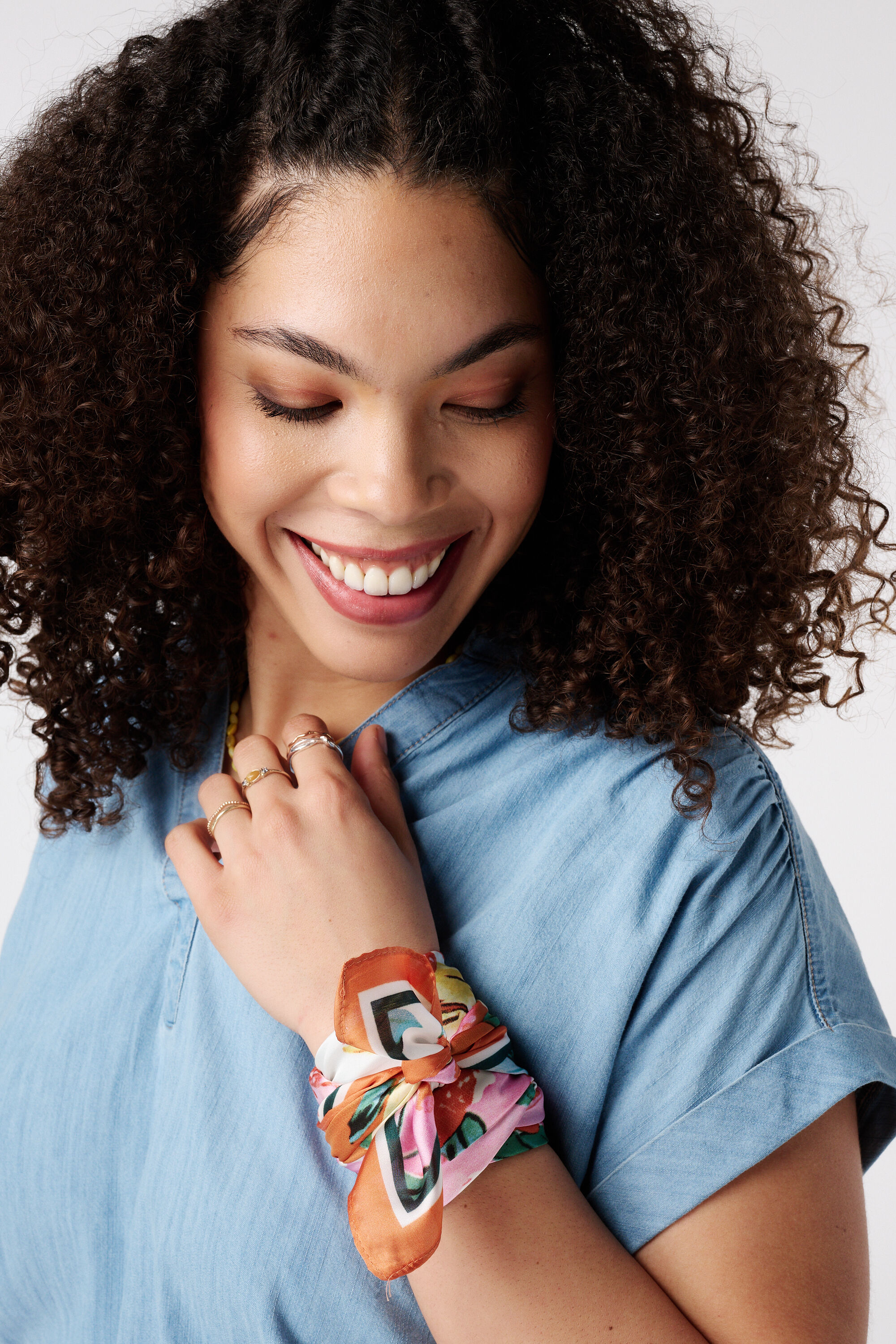 Pa&ntilde;uelo con estampado veraniego image number 2