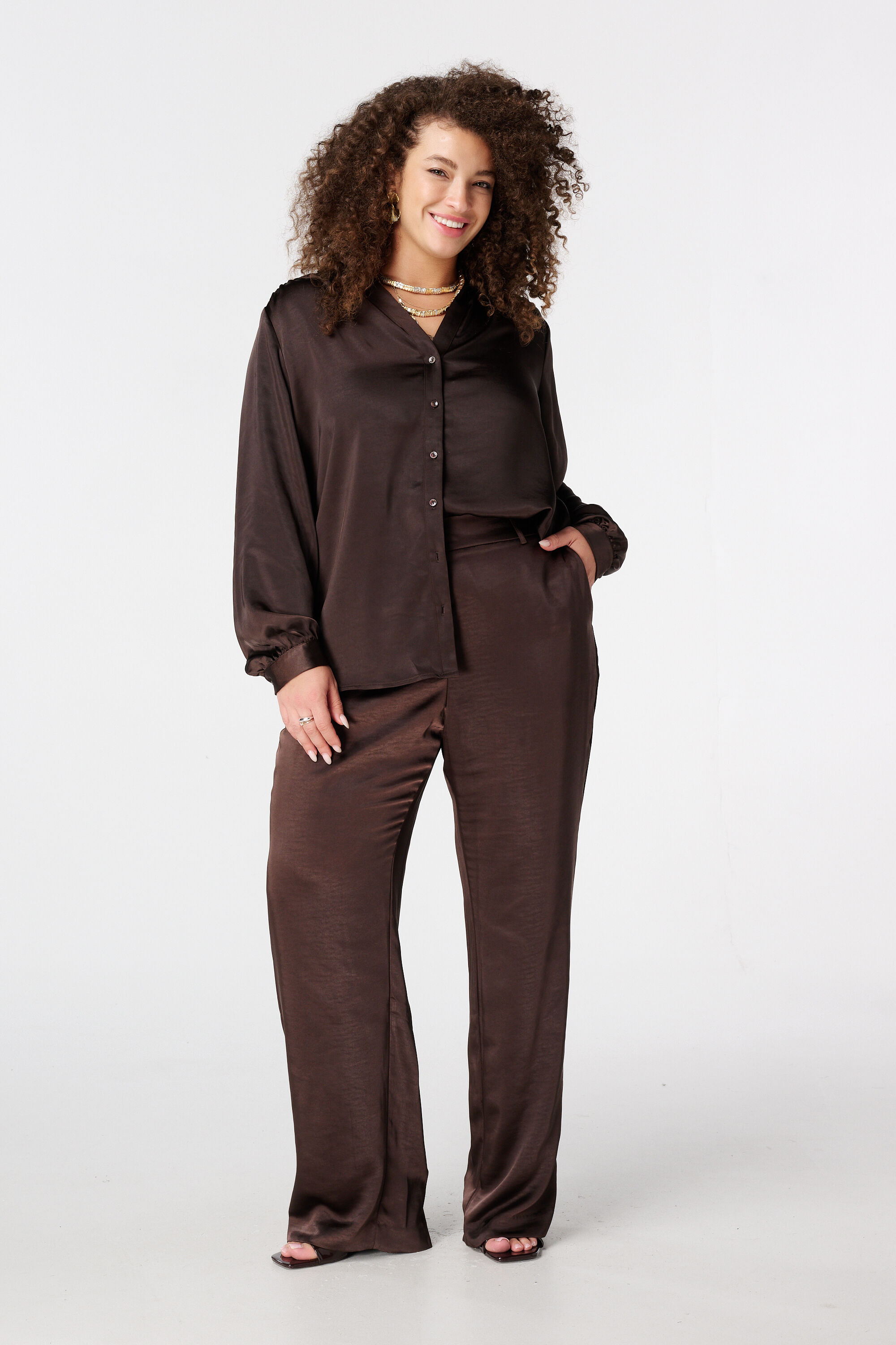 Blusa con aspecto satinado image number 5