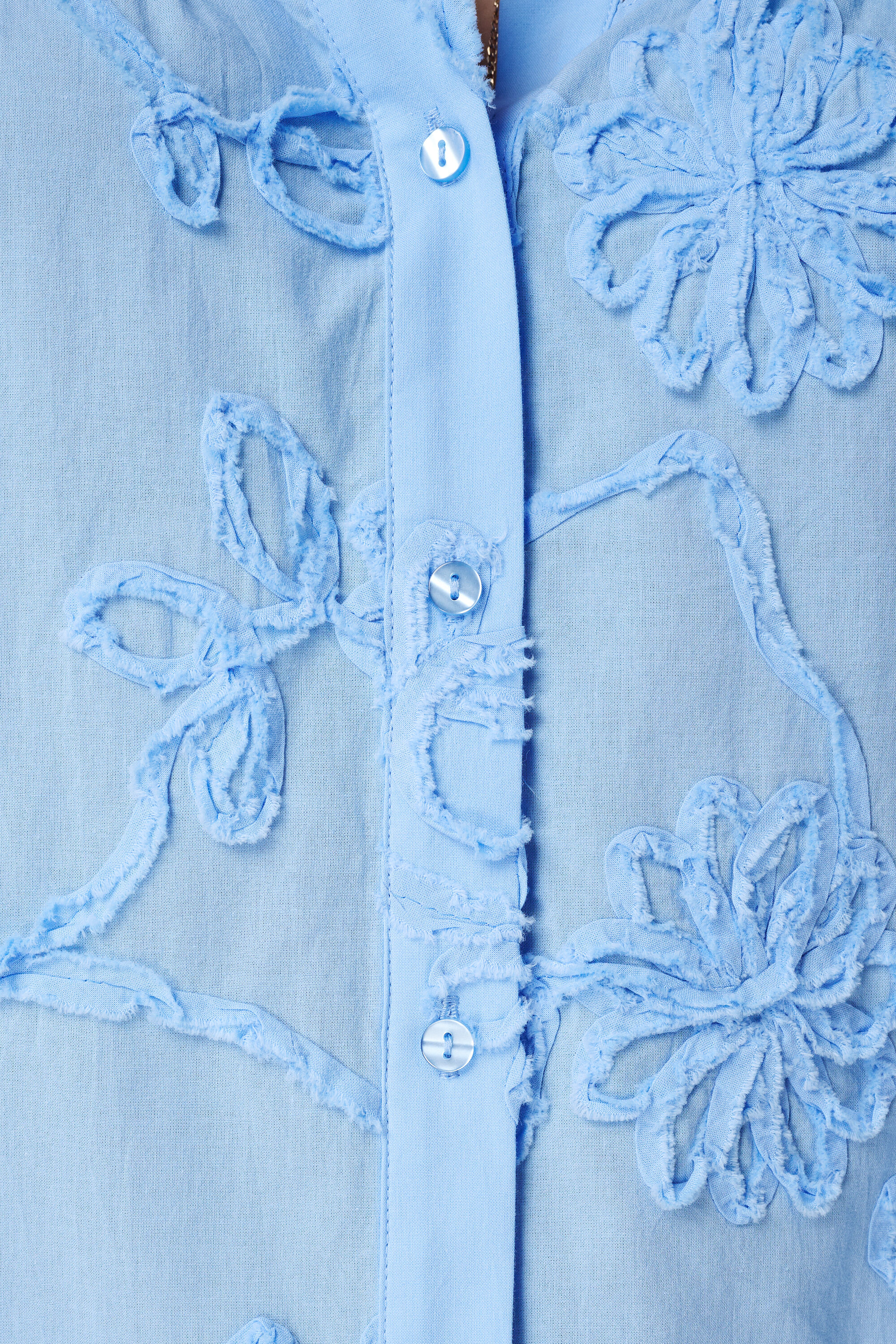 Blusa con flores bordadas image number 6