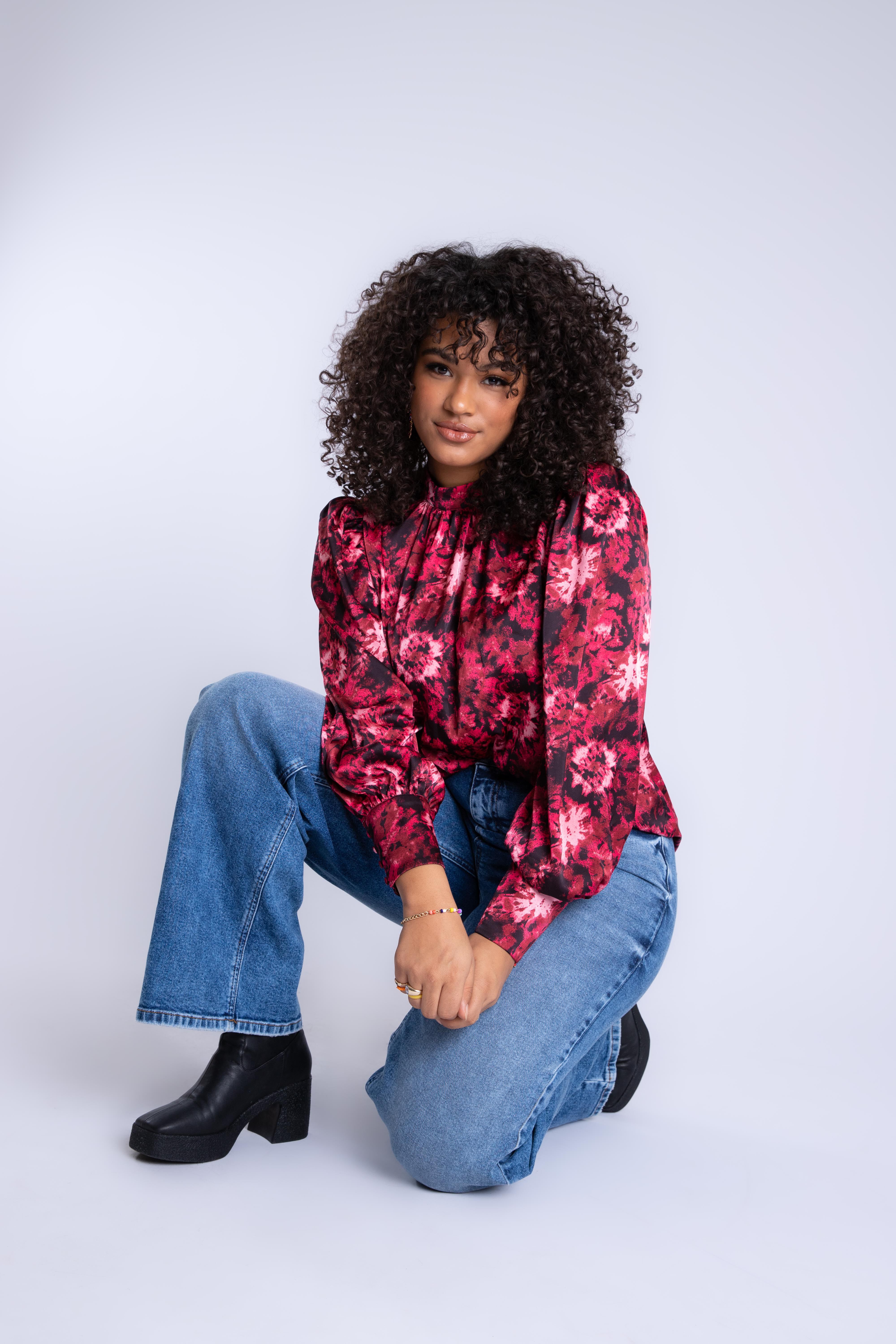 Blusa de sat&eacute;n con estampado image number 7