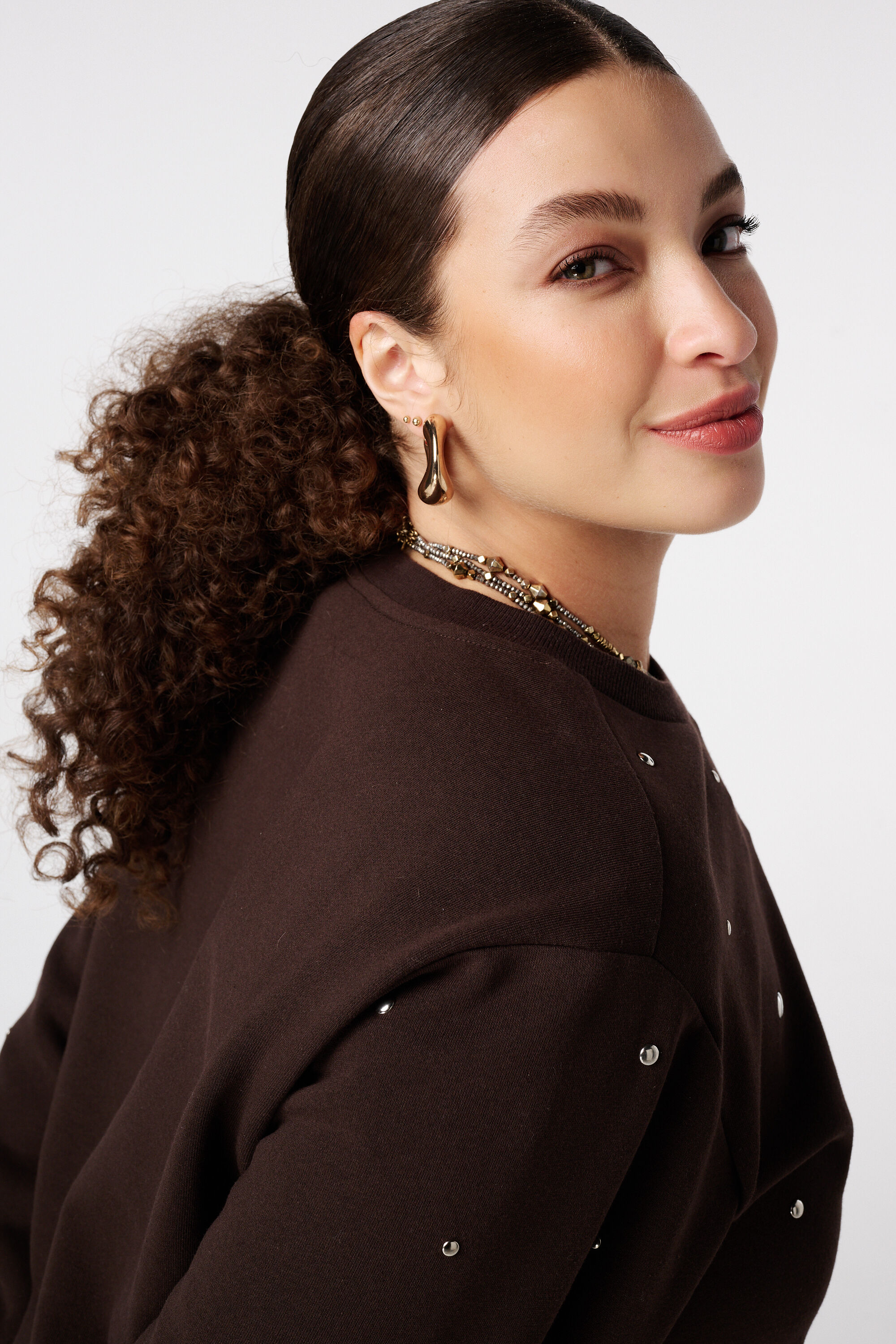 Sudadera con tachuelas image number 4