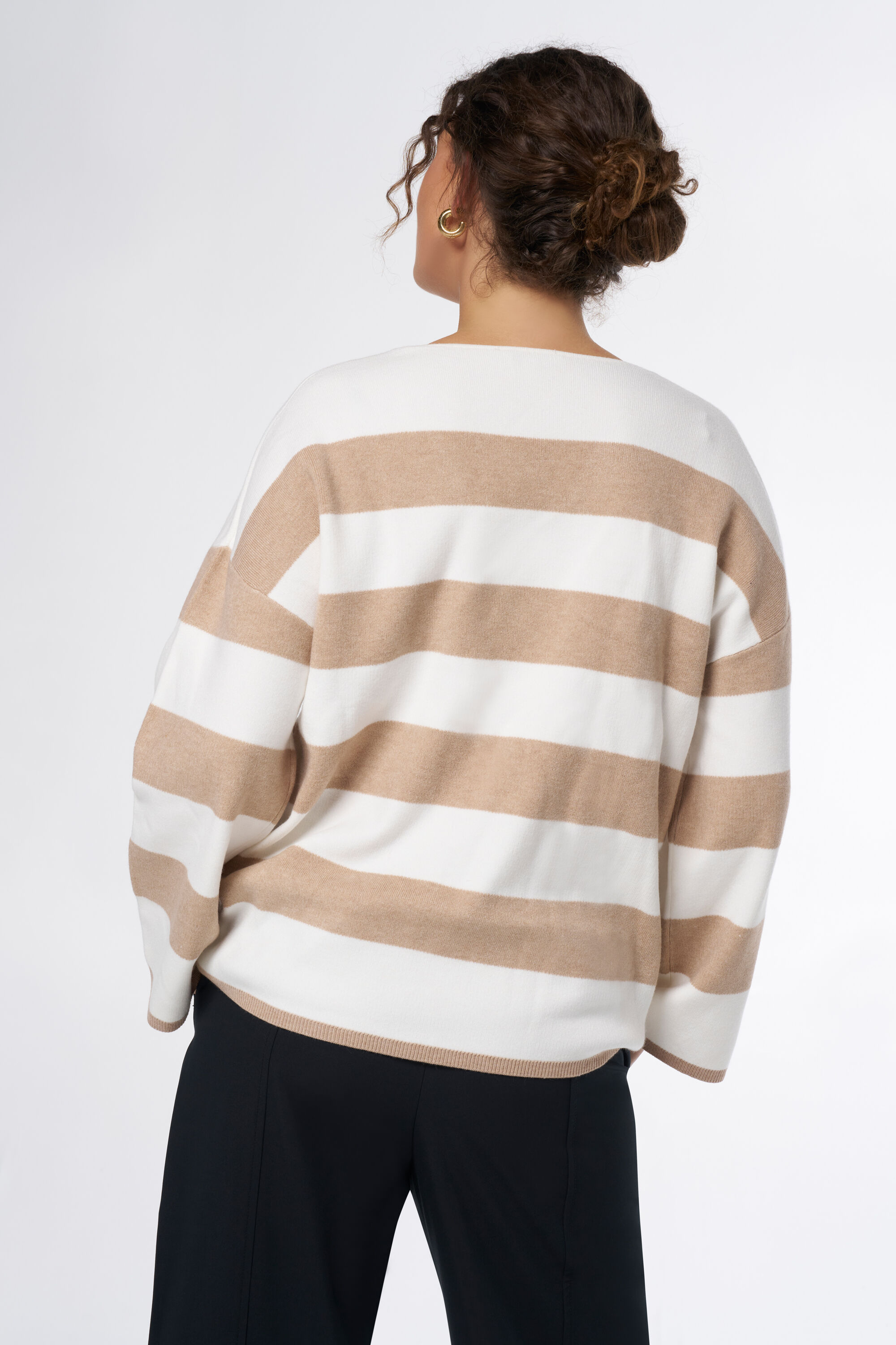 Su&eacute;ter con cuello en V  image number 3