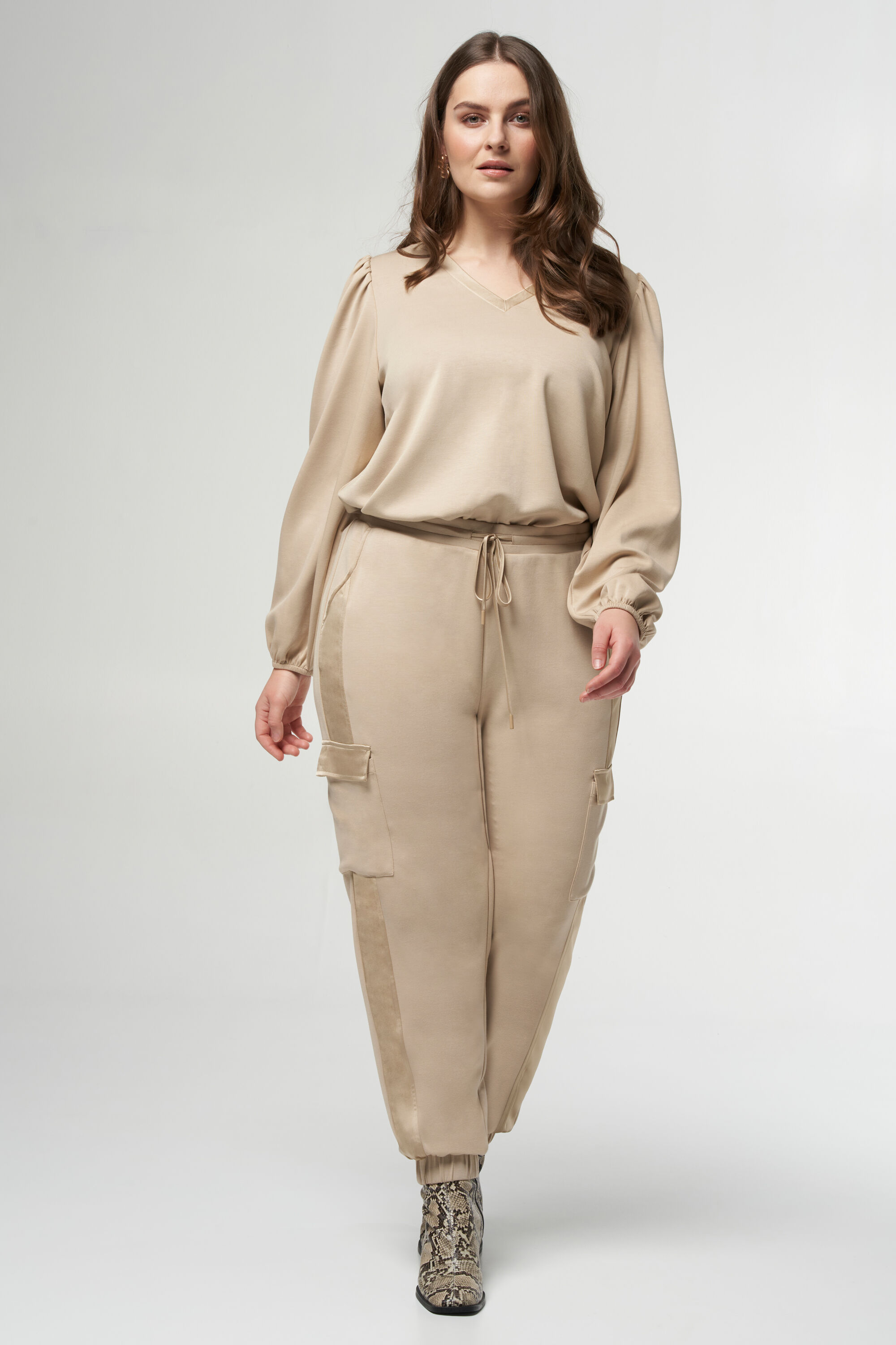 Pantalones cargo con sat&eacute;n image number 6