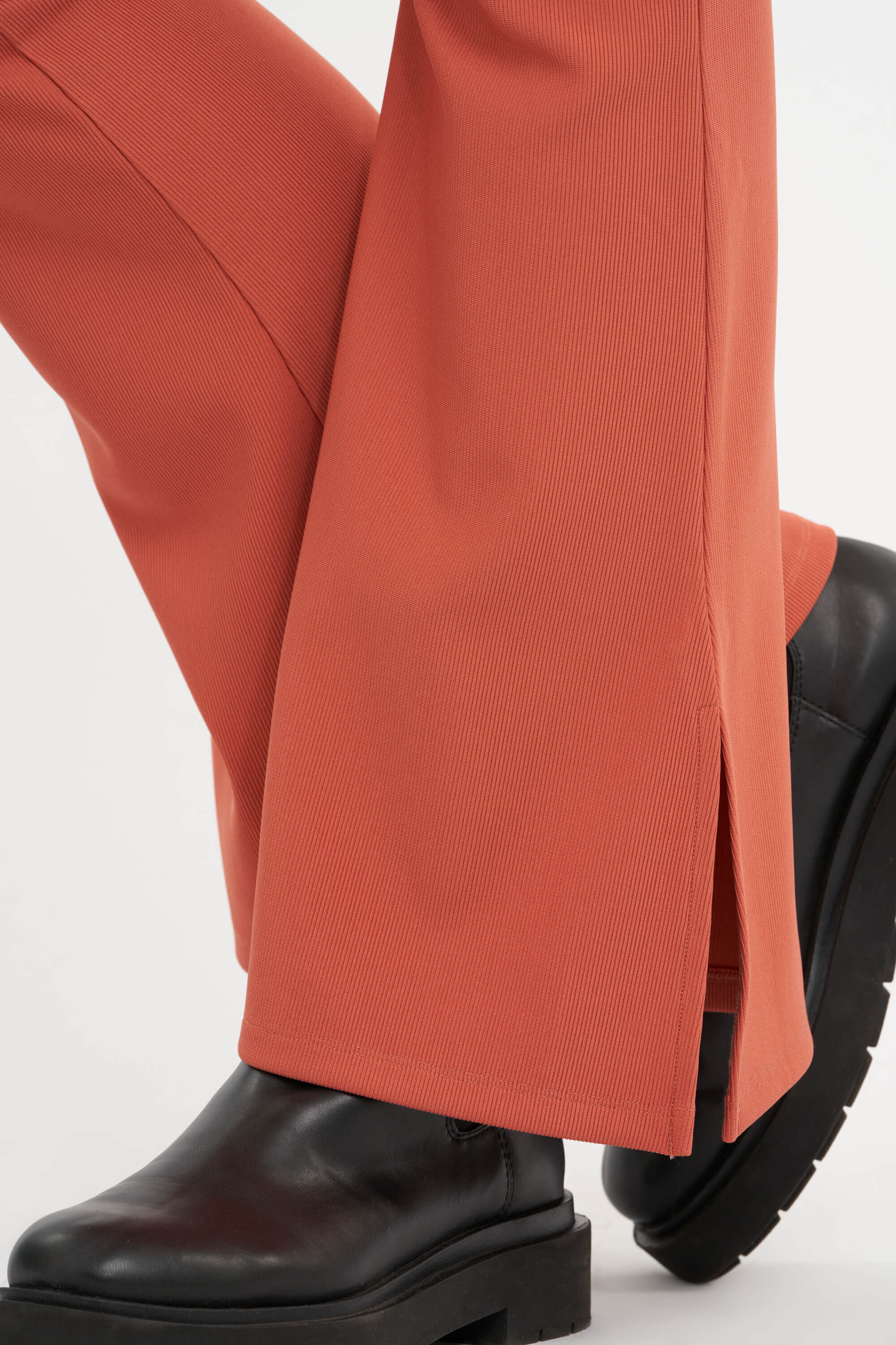 Leggings acampanados con aberturas image number 6