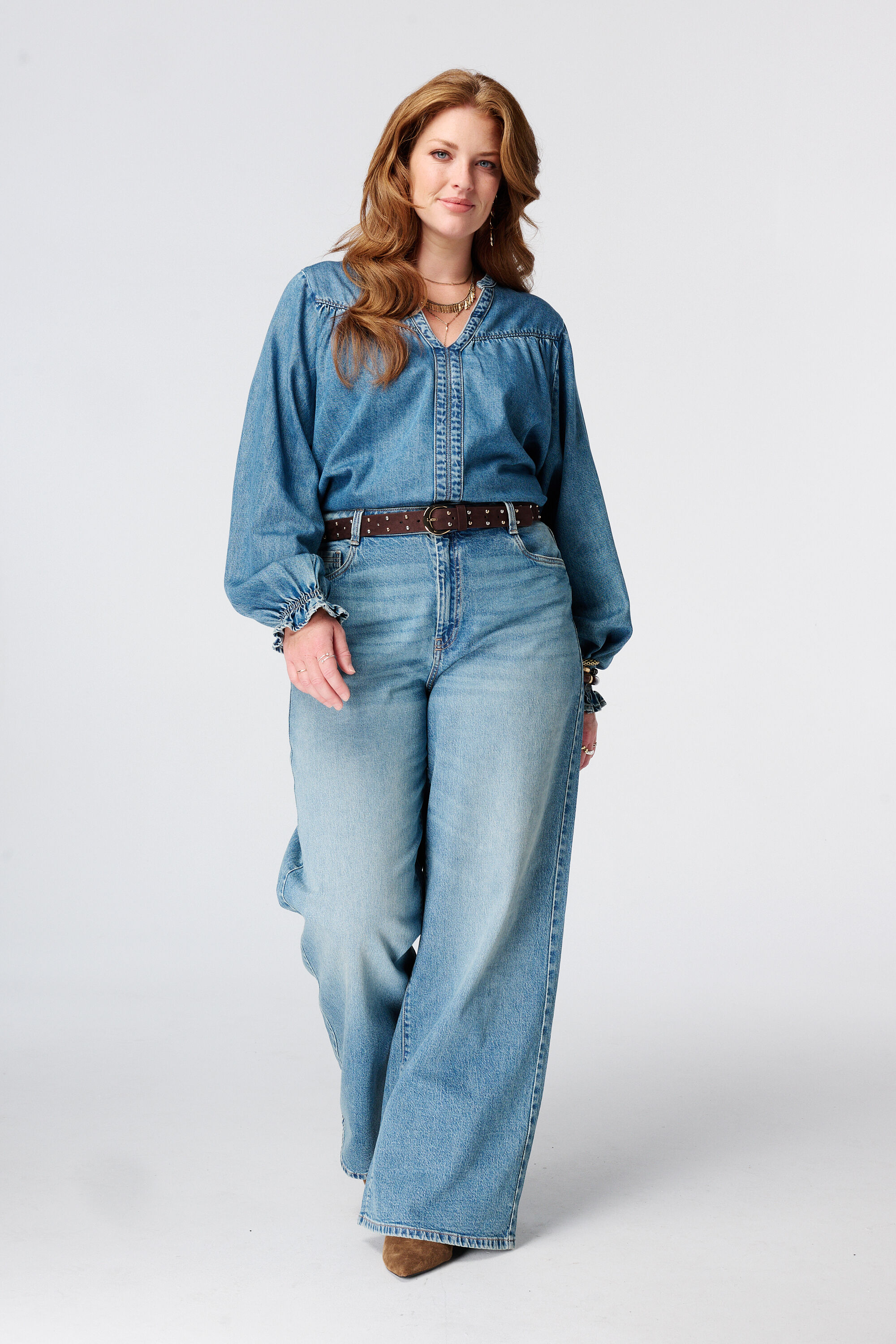 Blusa vaquera con mangas acampanadas image number 3