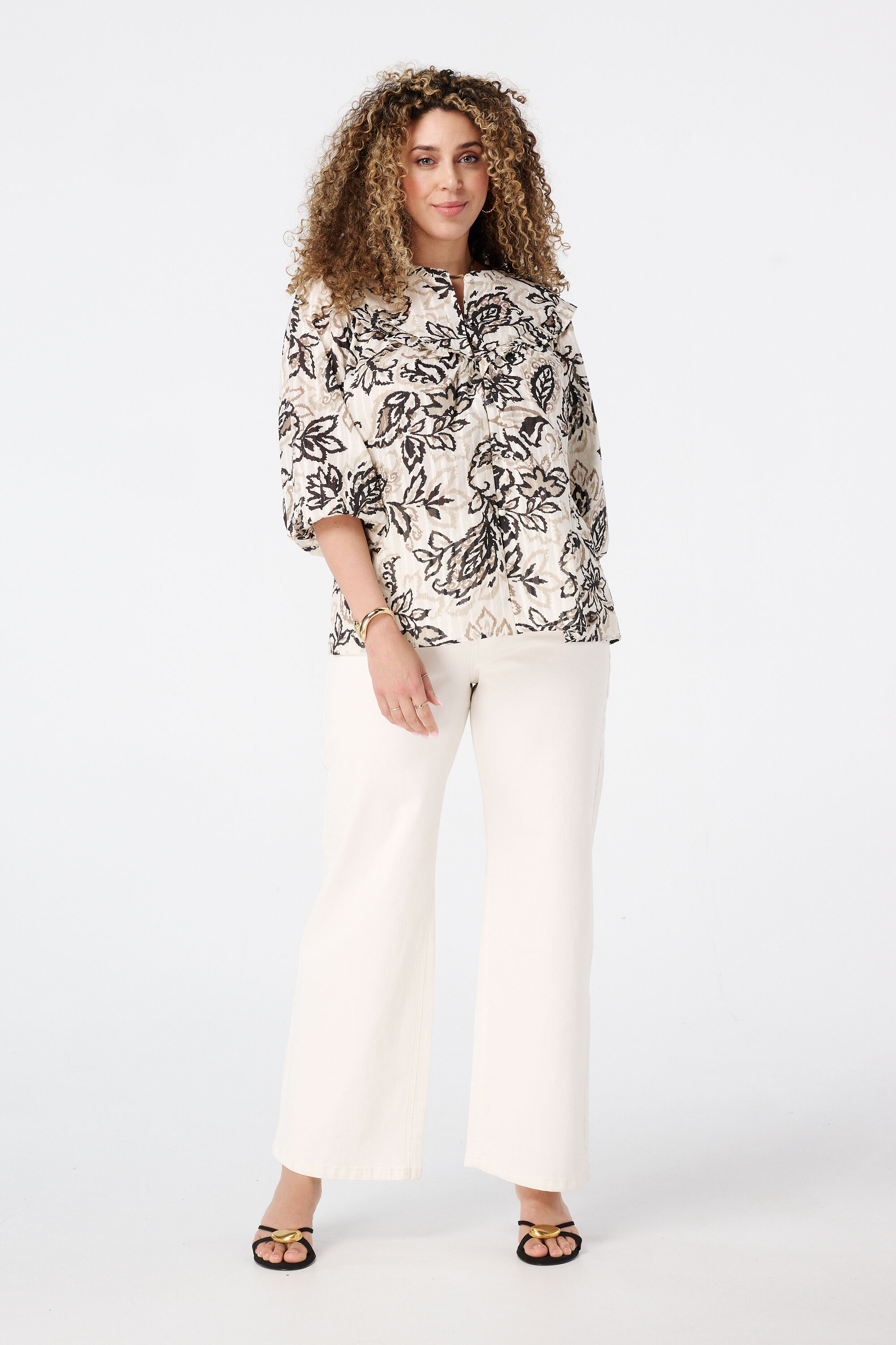 Blusa con detalles met&aacute;licos y estampado image number 5