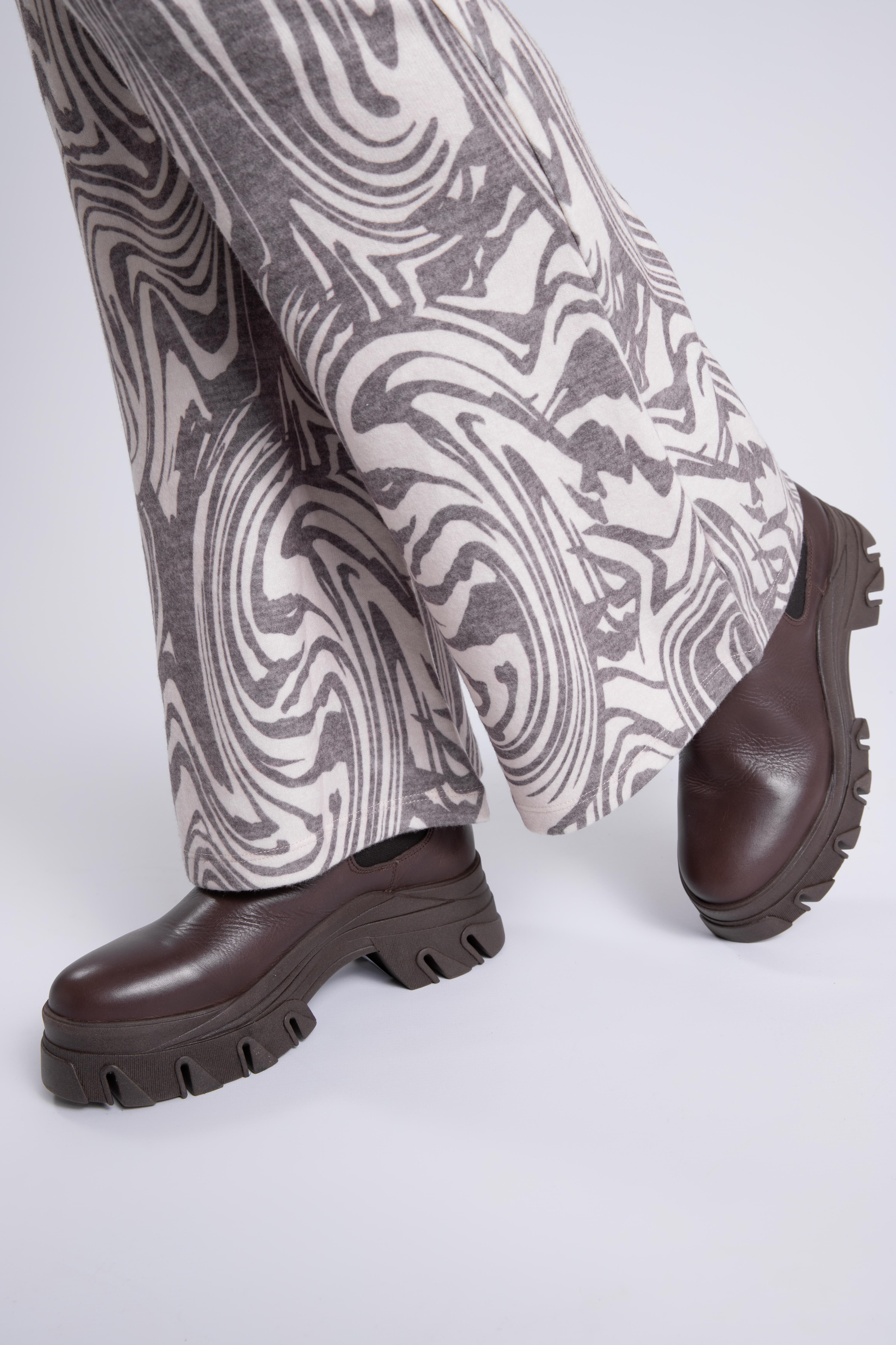 Leggings acampanados con estampado  image number 7